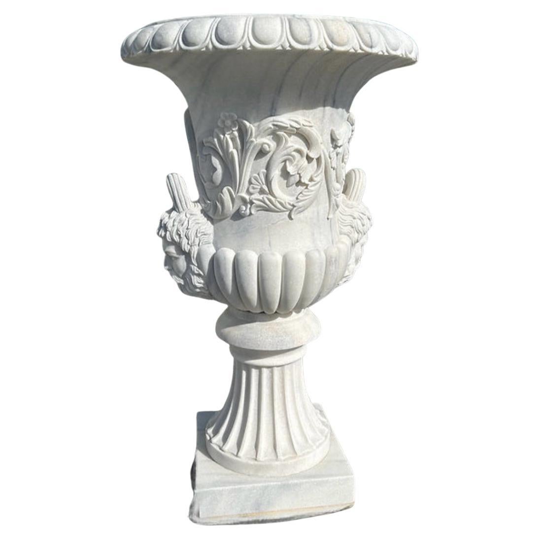 Este par de grandes urnas figurativas talladas del siglo XX muestra una artesanía exquisita y una elegancia atemporal. Cada urna presenta intrincados detalles figurativos, que añaden un toque de encanto clásico a cualquier espacio exterior o