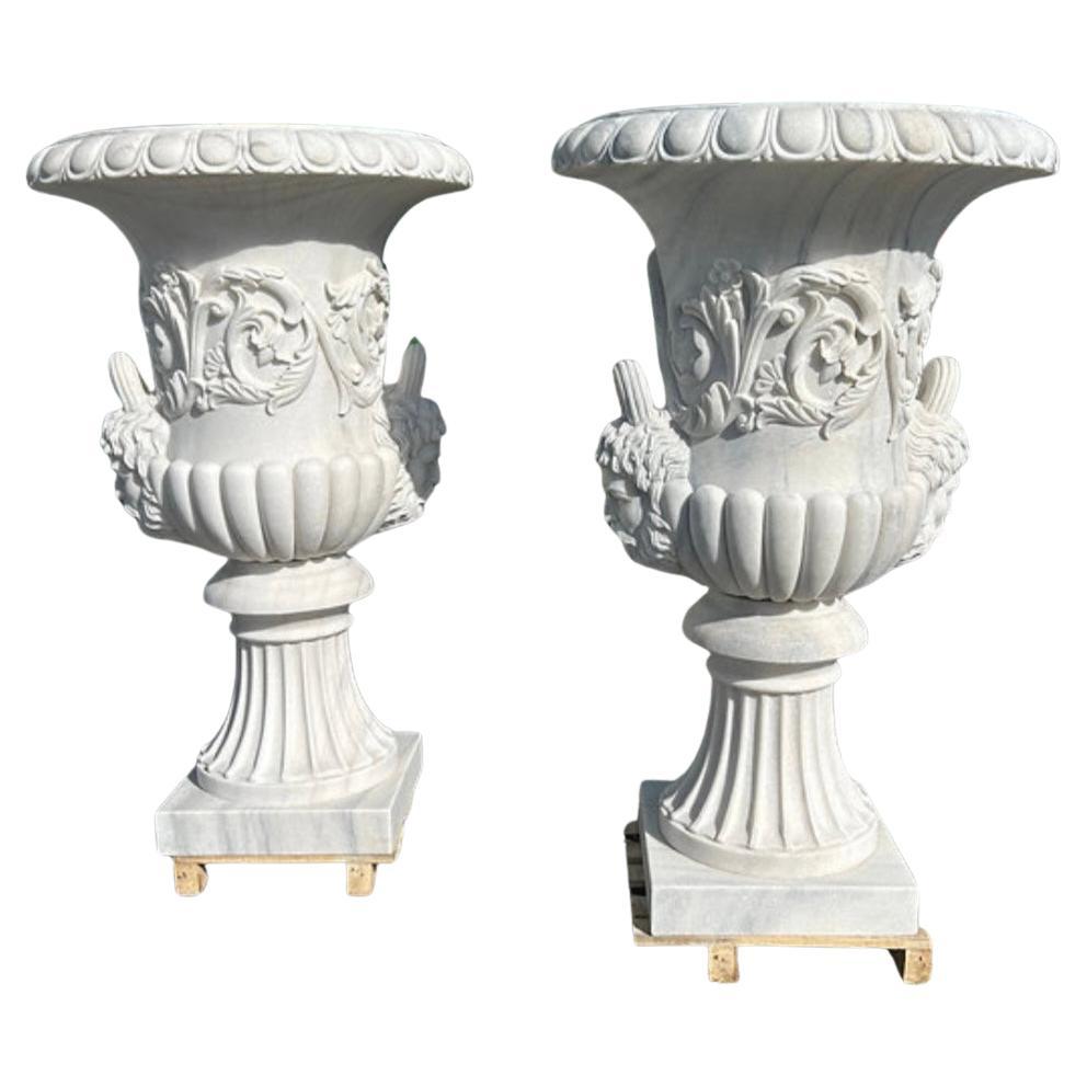 Grandes urnas figurativas talladas - Elegante diseño del siglo XX Europeo en venta