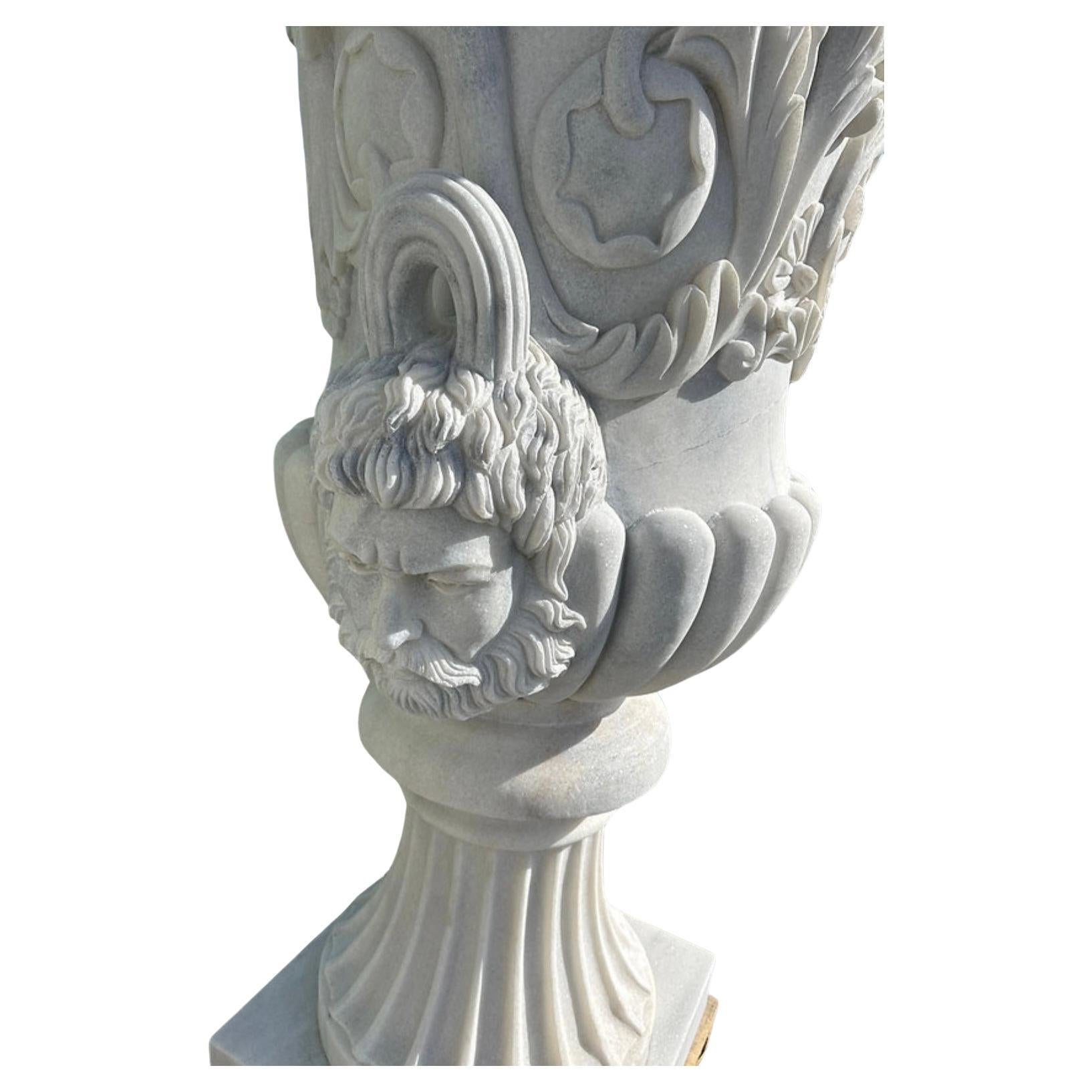 Grandes urnas figurativas talladas - Elegante diseño del siglo XX en Excelente estado para la venta en Southall, GB