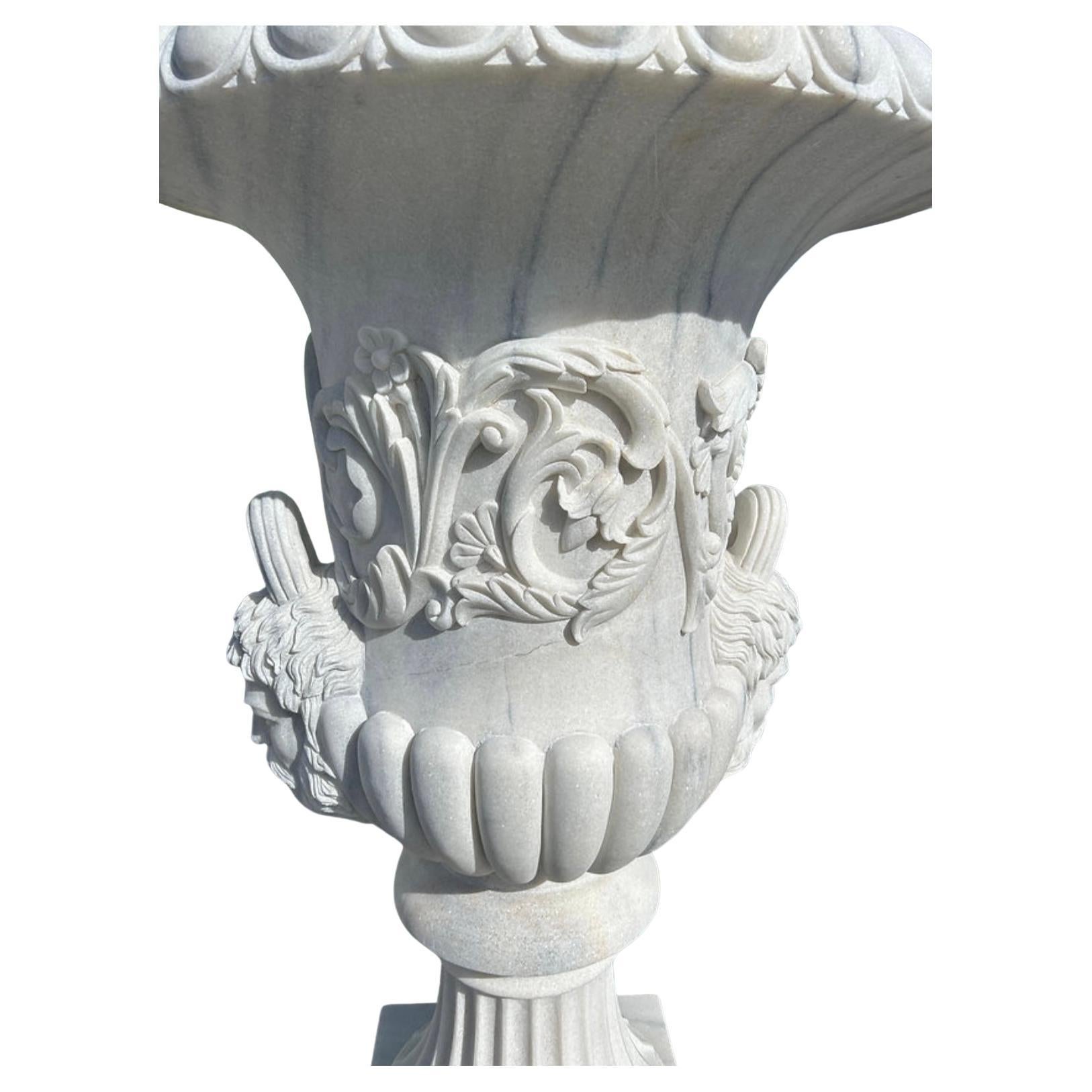 Grandes urnas figurativas talladas - Elegante diseño del siglo XX Mármol en venta