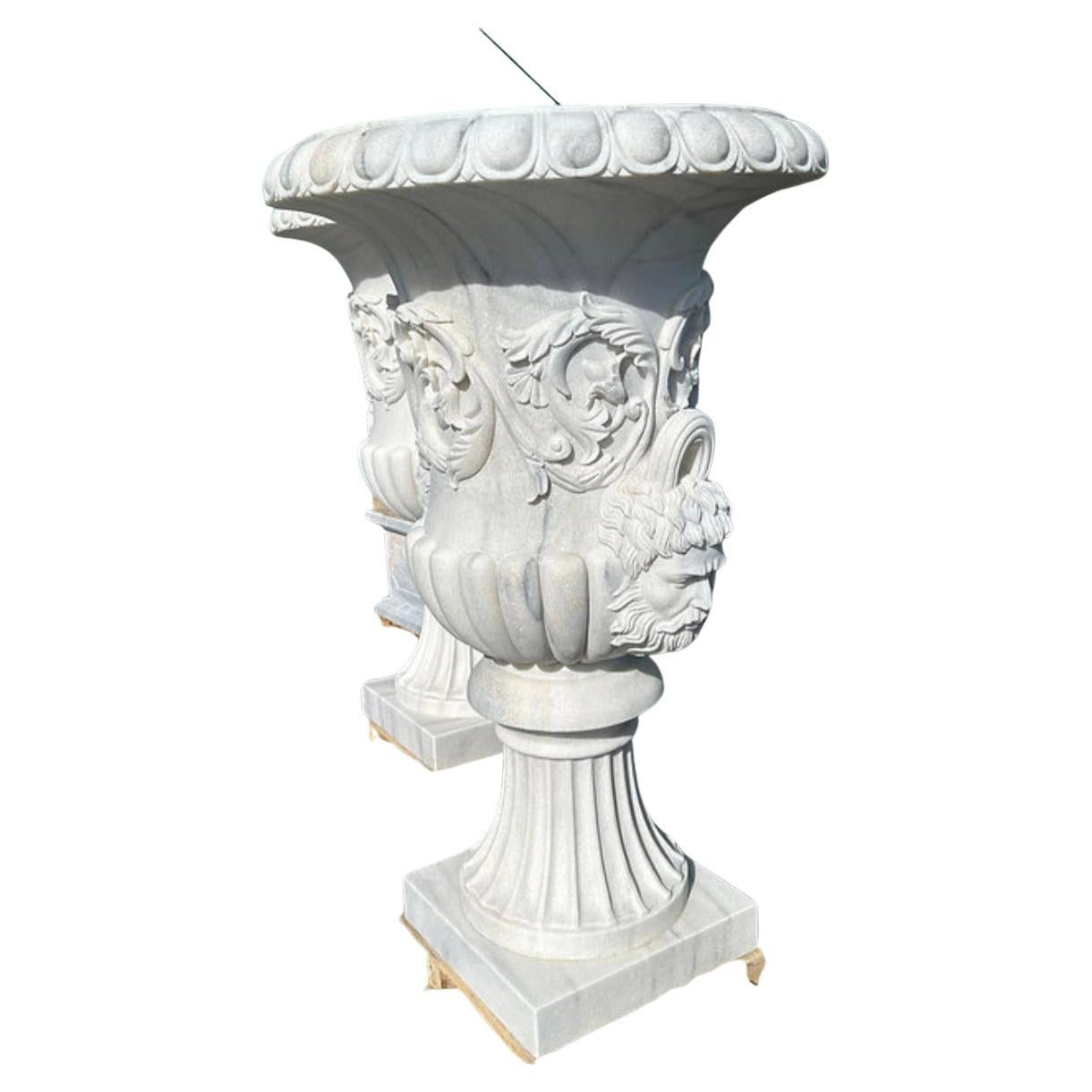 Grandes urnas figurativas talladas - Elegante diseño del siglo XX en venta 1