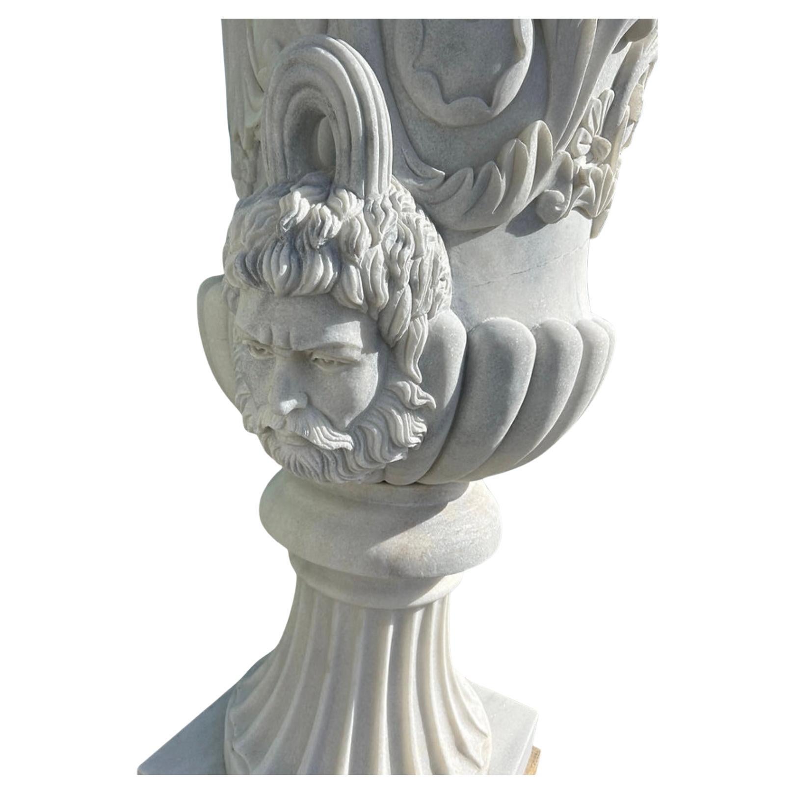Grandes urnas figurativas talladas - Elegante diseño del siglo XX en venta 2