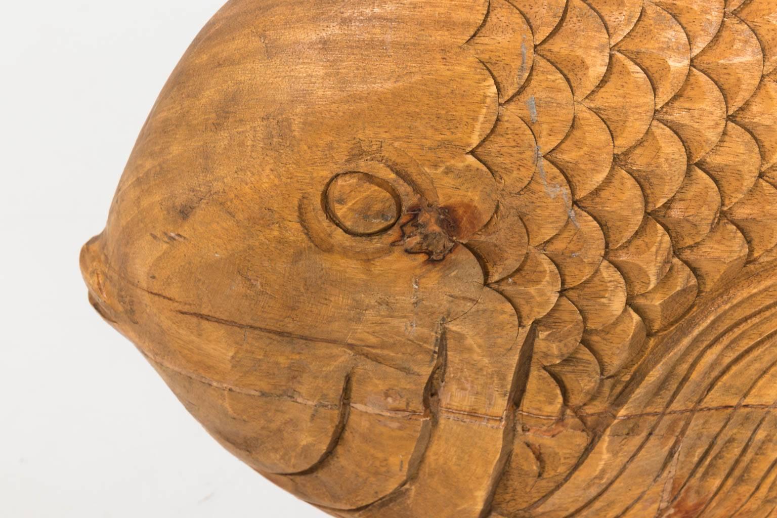 Großer geschnitzter Fisch:: um 1970 (Geschnitzt)