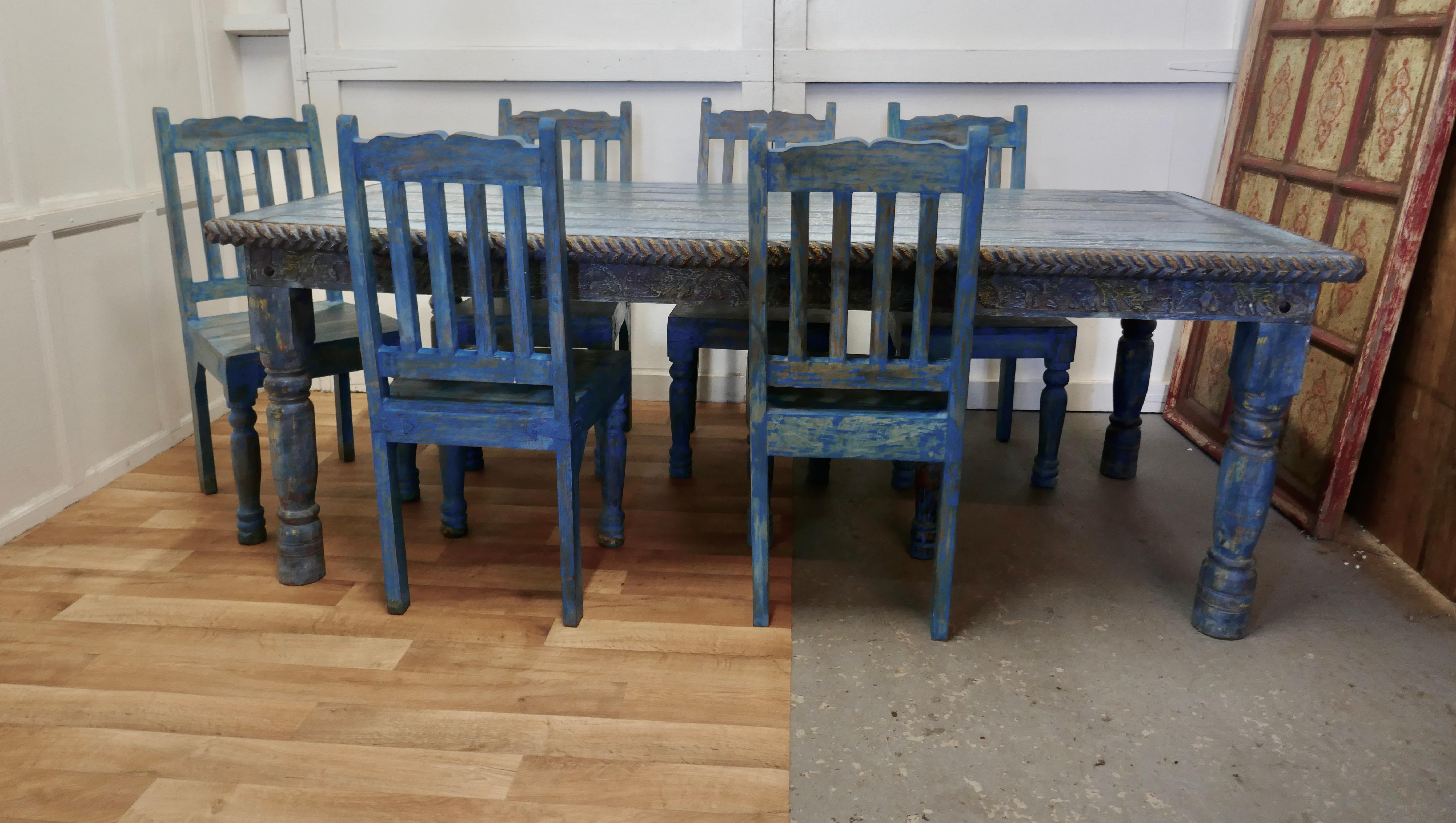 Grande table et 6 chaises sculptées d'art populaire peinte    Bon état - En vente à Chillerton, Isle of Wight