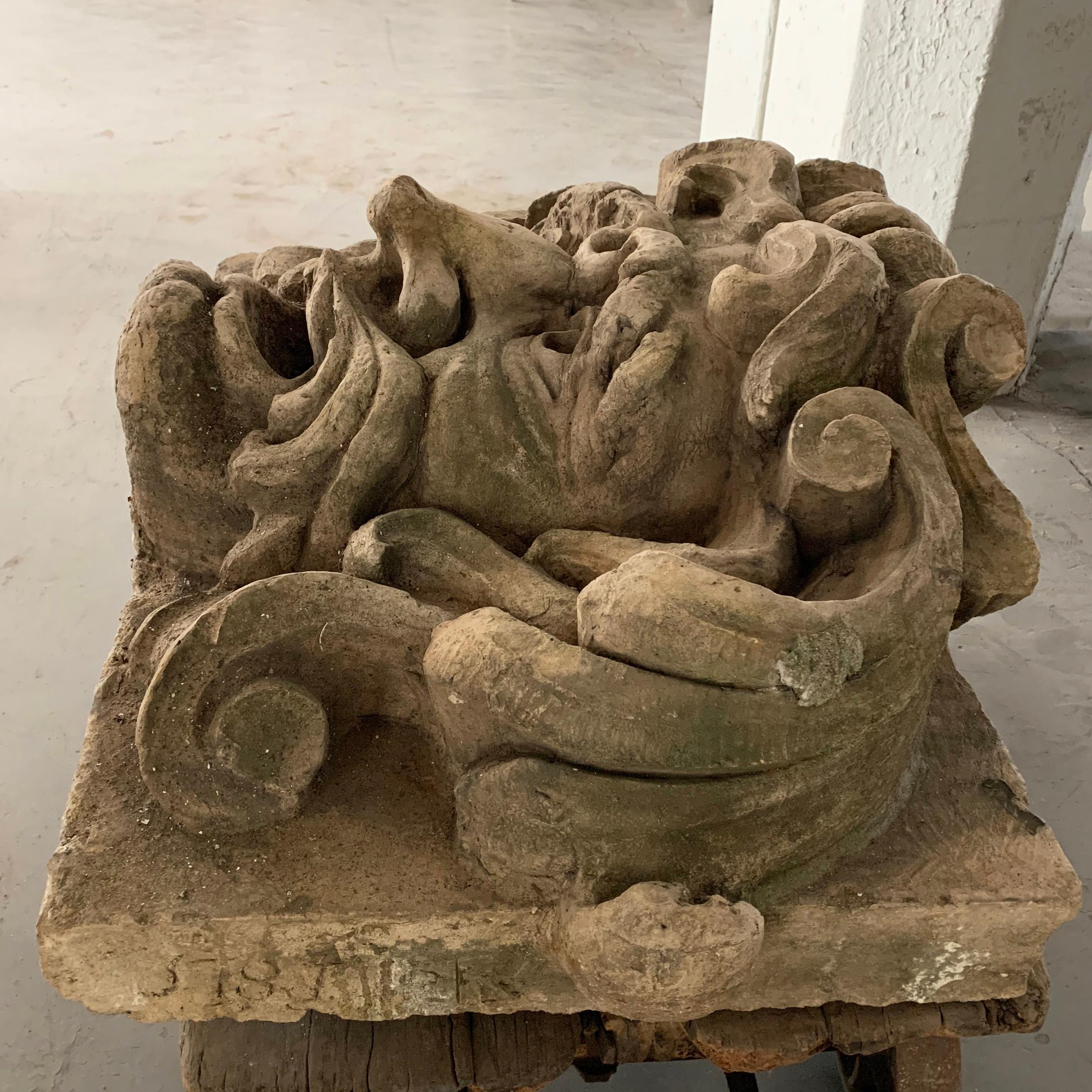 Grand relief Alto Gargoyle de jardin sculpté Bon état - En vente à Brooklyn, NY