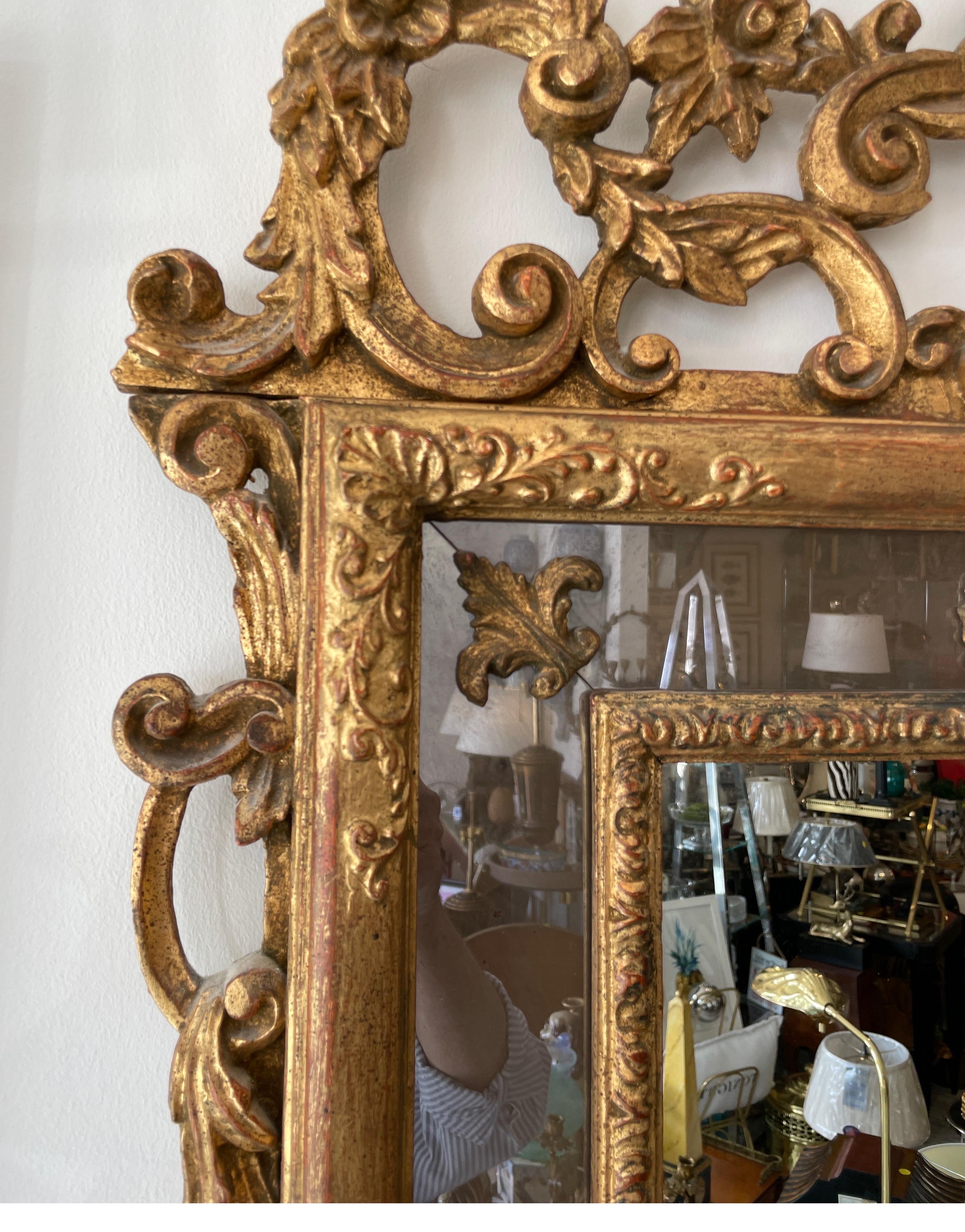 Grand miroir rocococo italien sculpté et doré Bon état - En vente à West Palm Beach, FL