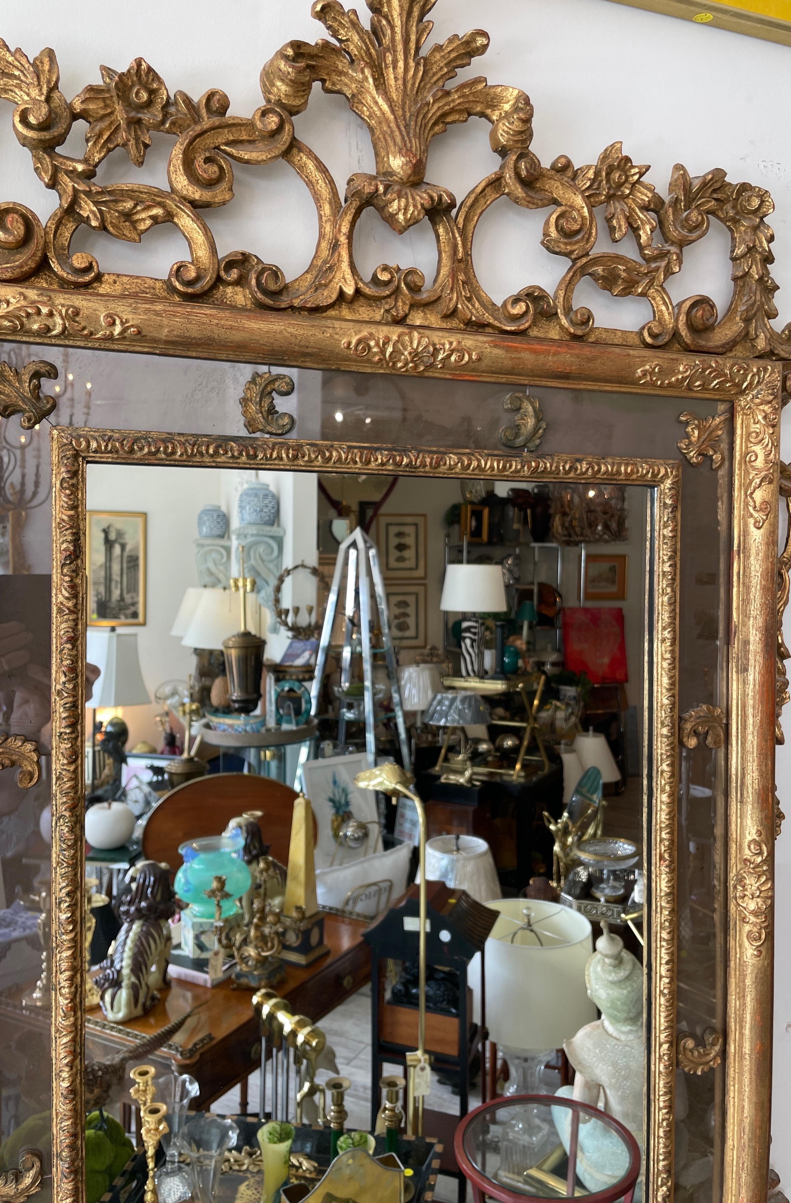 Grand miroir rocococo italien sculpté et doré en vente 2