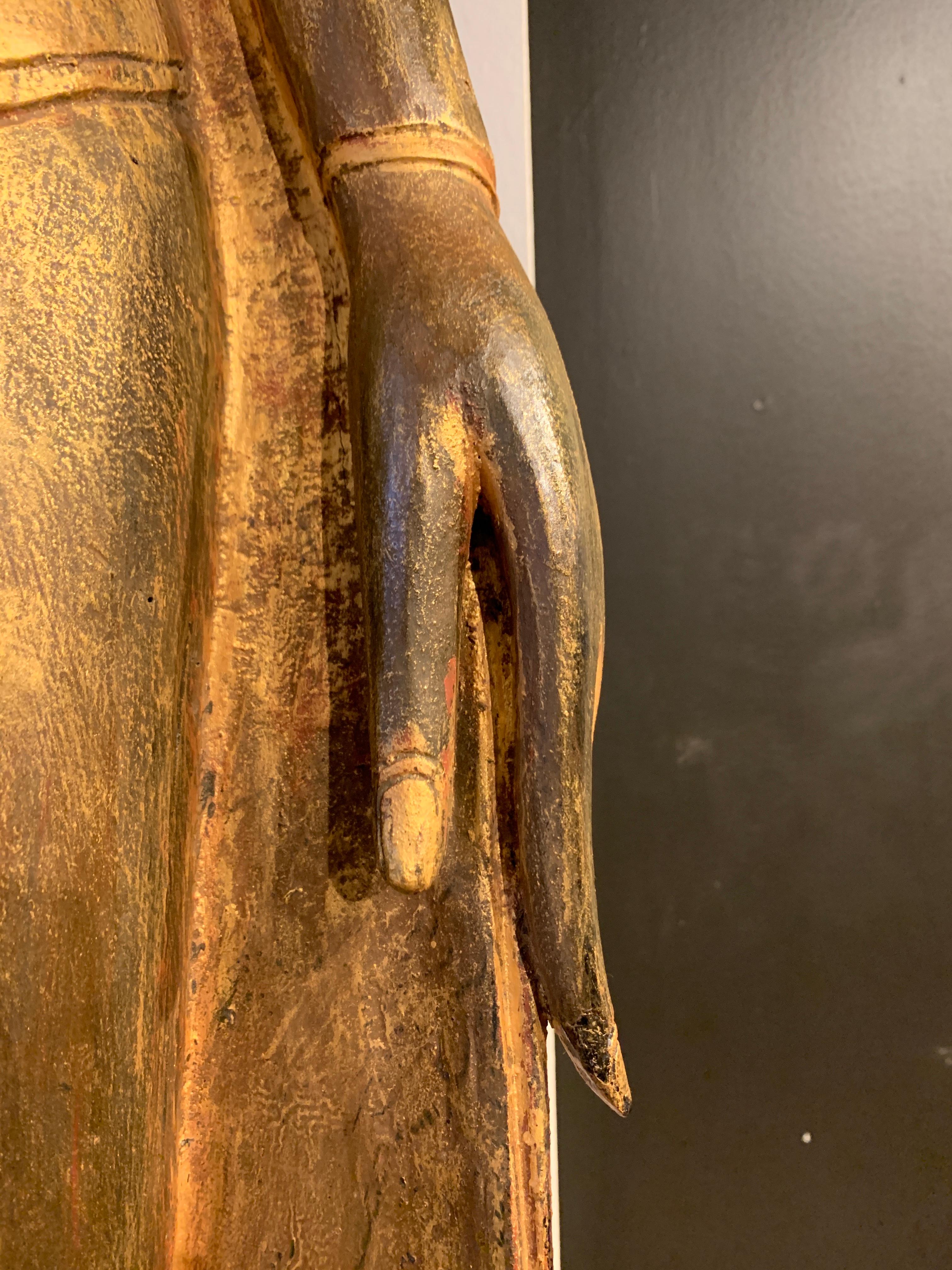 Großer geschnitzter stehender Buddha aus vergoldetem Teakholz:: Nordthailand:: Anfang 20 im Angebot 7
