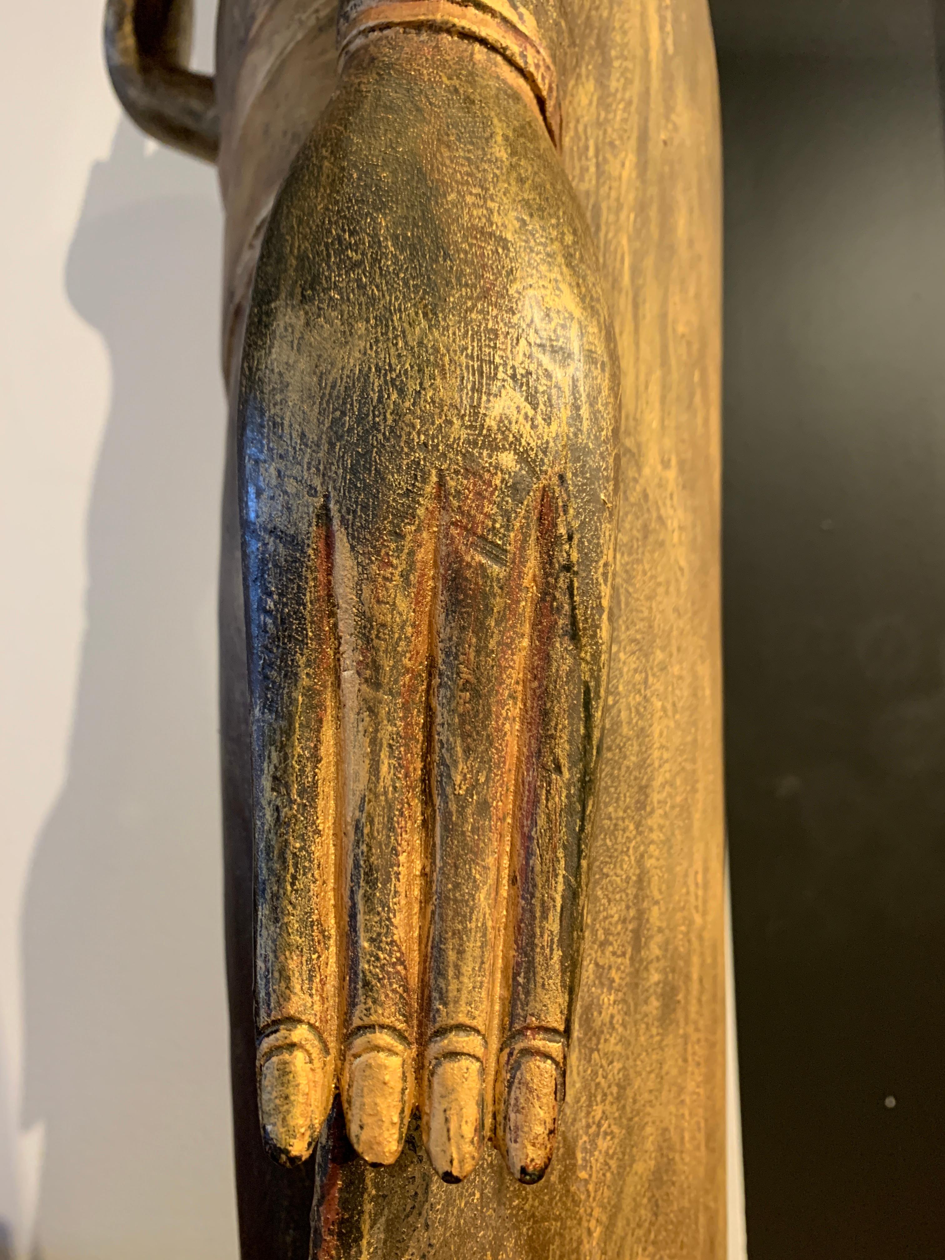 Großer geschnitzter stehender Buddha aus vergoldetem Teakholz:: Nordthailand:: Anfang 20 im Angebot 8