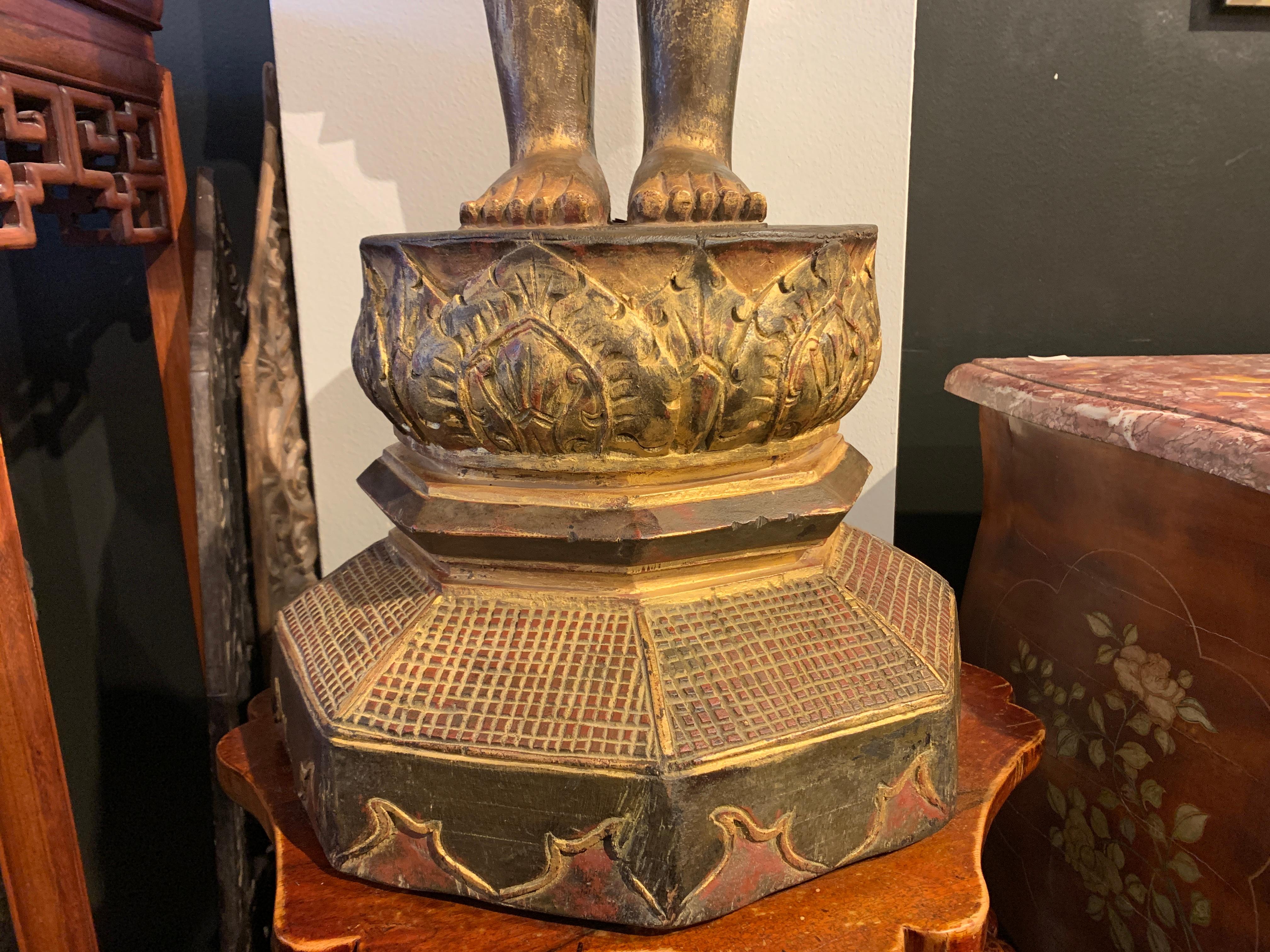 Großer geschnitzter stehender Buddha aus vergoldetem Teakholz:: Nordthailand:: Anfang 20 im Angebot 10