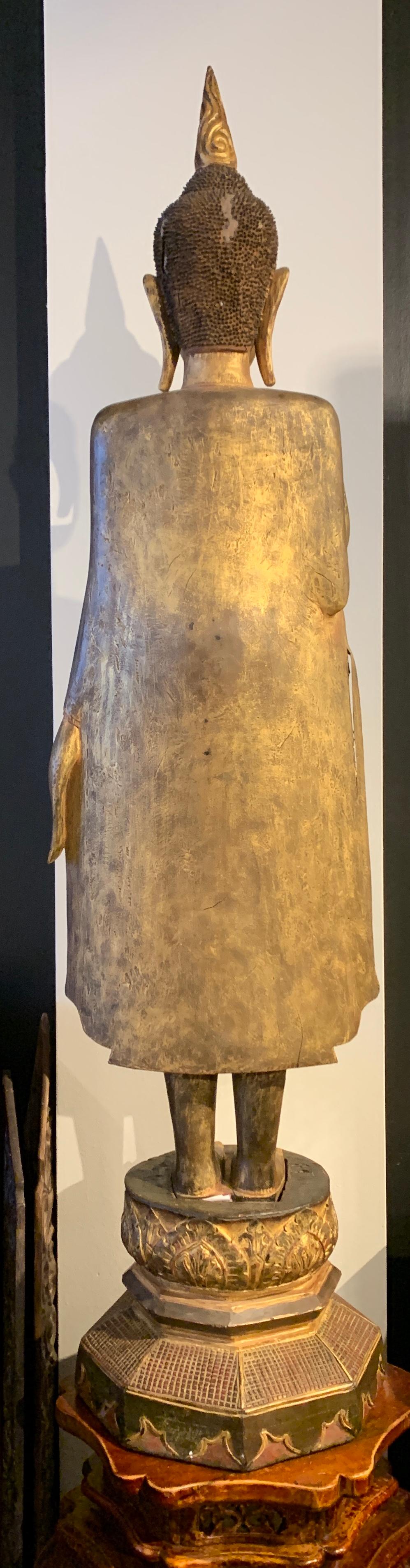 Großer geschnitzter stehender Buddha aus vergoldetem Teakholz:: Nordthailand:: Anfang 20 (Vergoldet) im Angebot