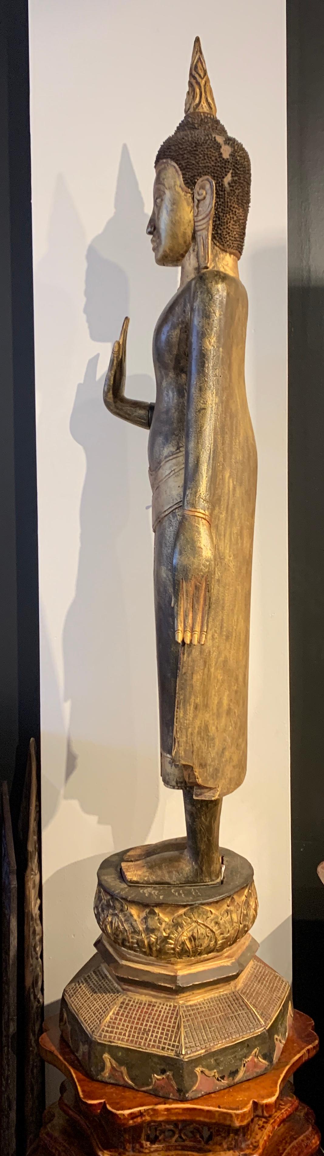 Großer geschnitzter stehender Buddha aus vergoldetem Teakholz:: Nordthailand:: Anfang 20 im Zustand „Relativ gut“ im Angebot in Austin, TX