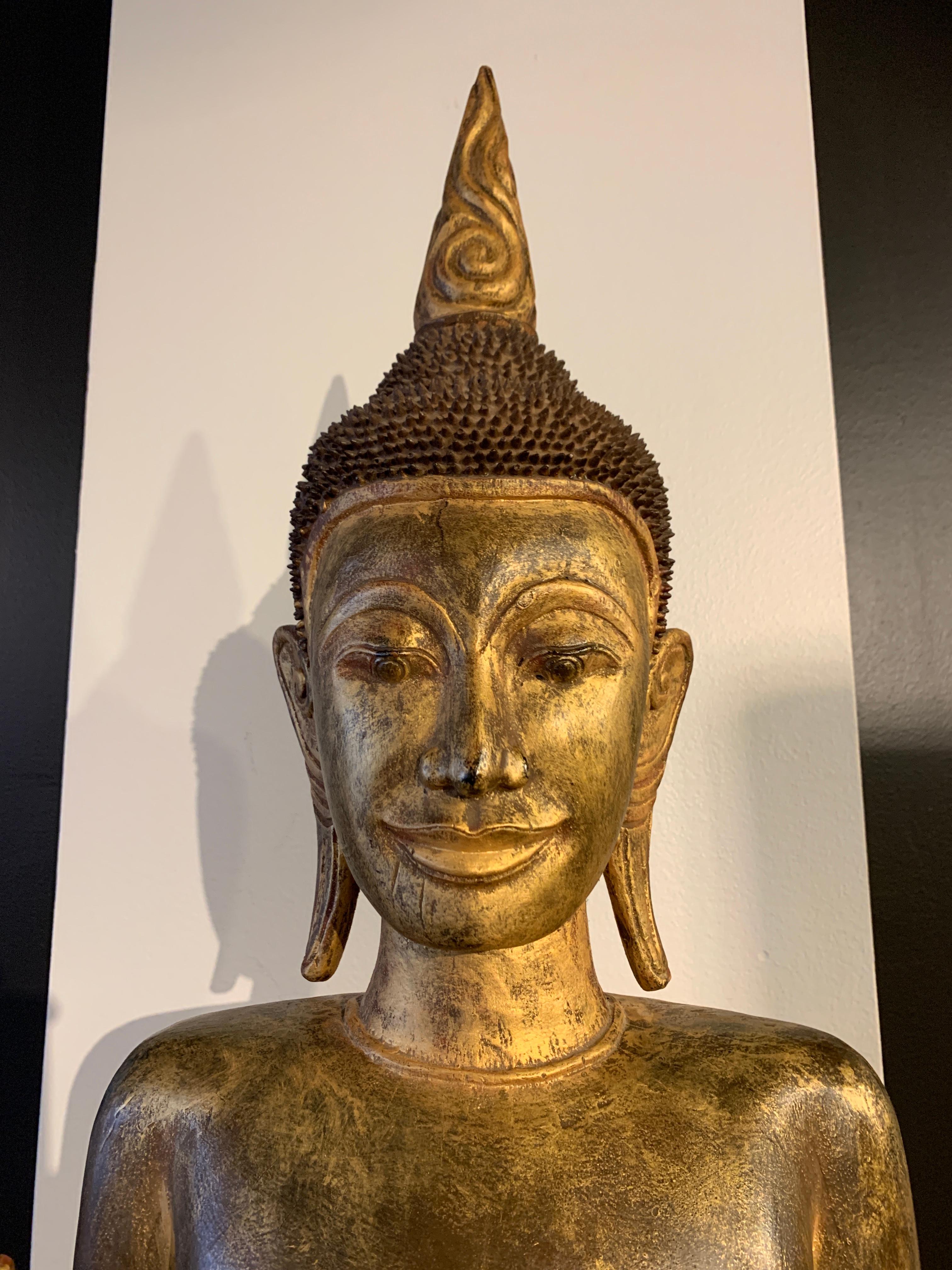 Großer geschnitzter stehender Buddha aus vergoldetem Teakholz:: Nordthailand:: Anfang 20 im Angebot 1