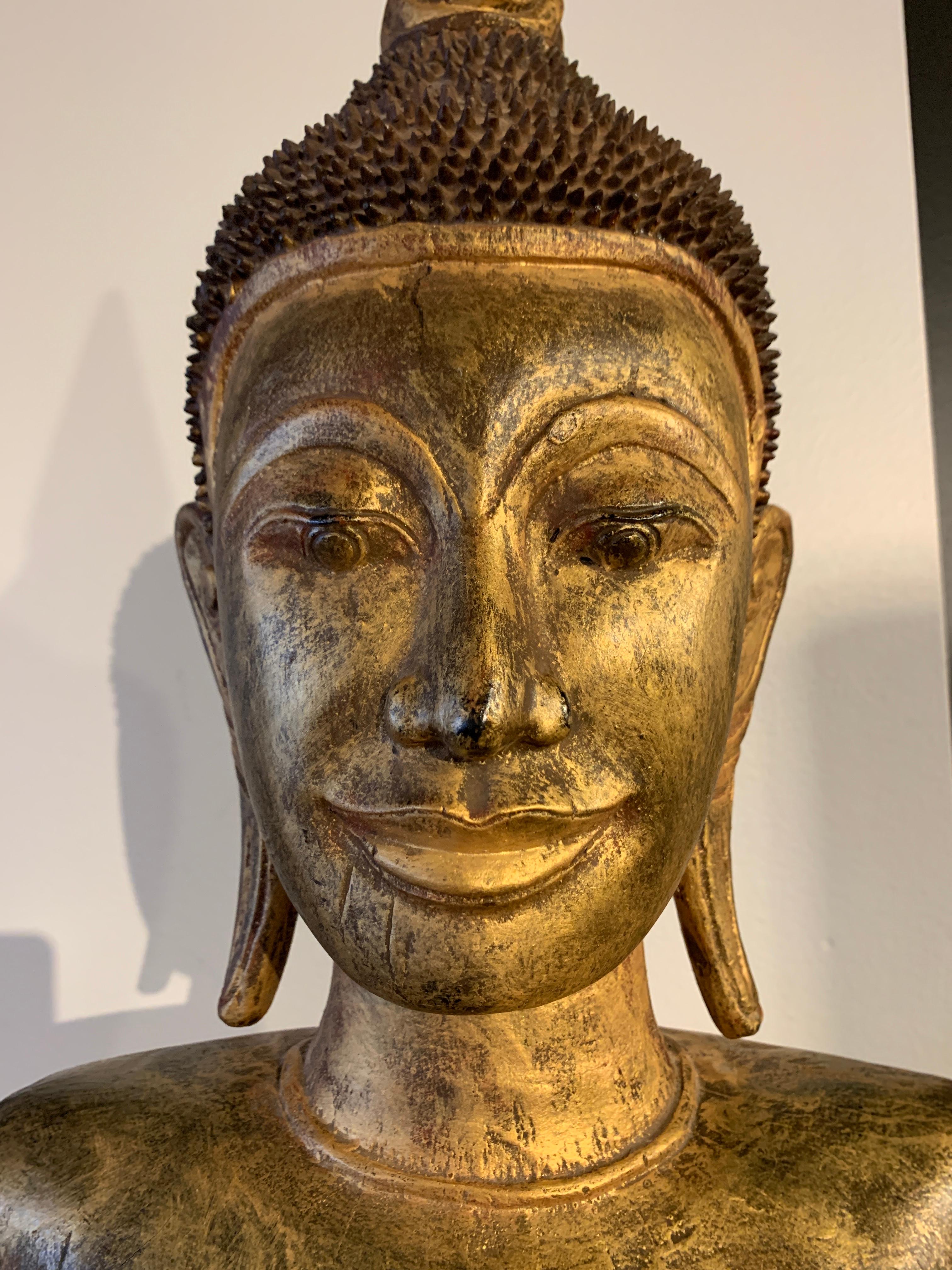 Teck Grand Bouddha debout en teck sculpté et doré:: Thaïlande du Nord:: début du 20e siècle en vente