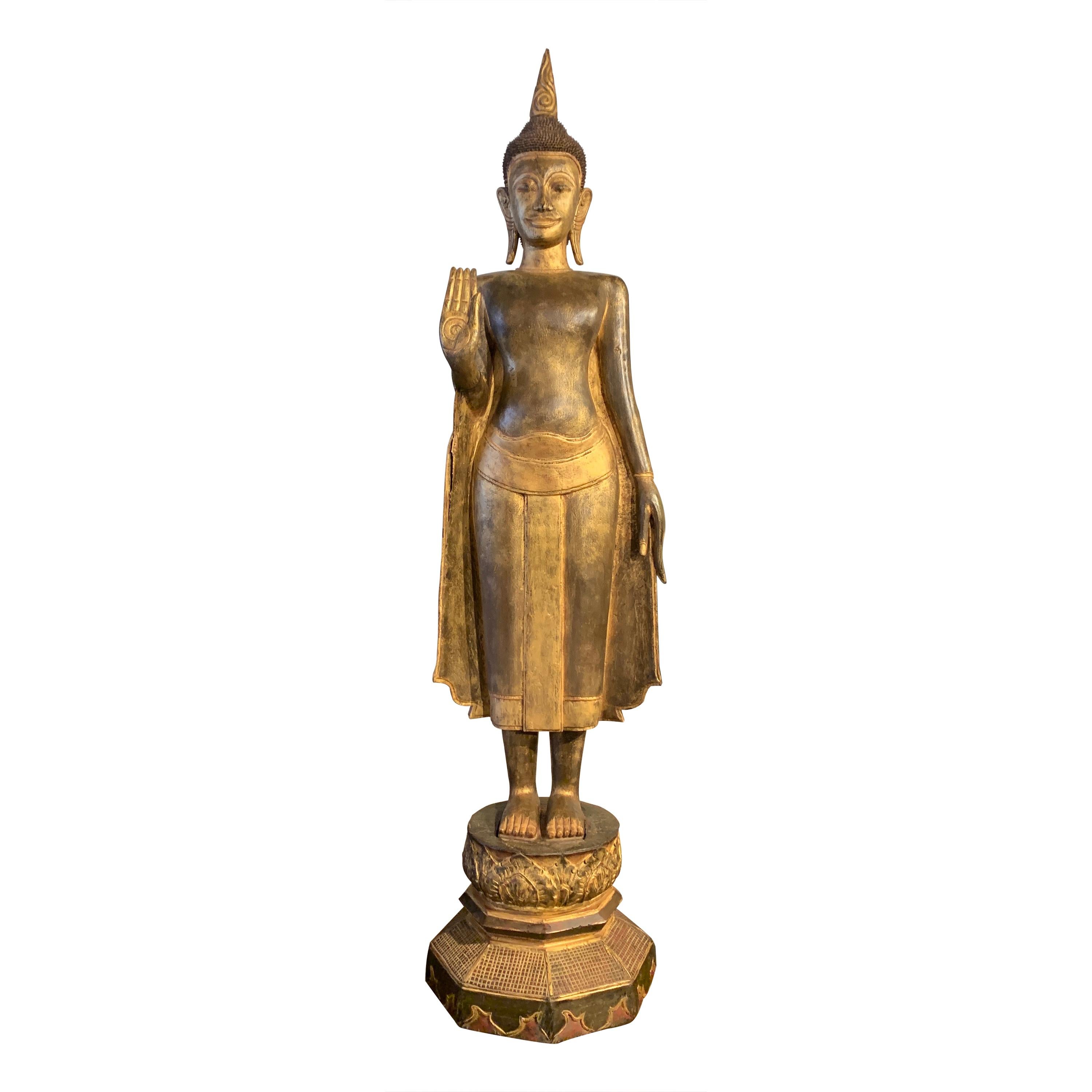 Großer geschnitzter stehender Buddha aus vergoldetem Teakholz:: Nordthailand:: Anfang 20