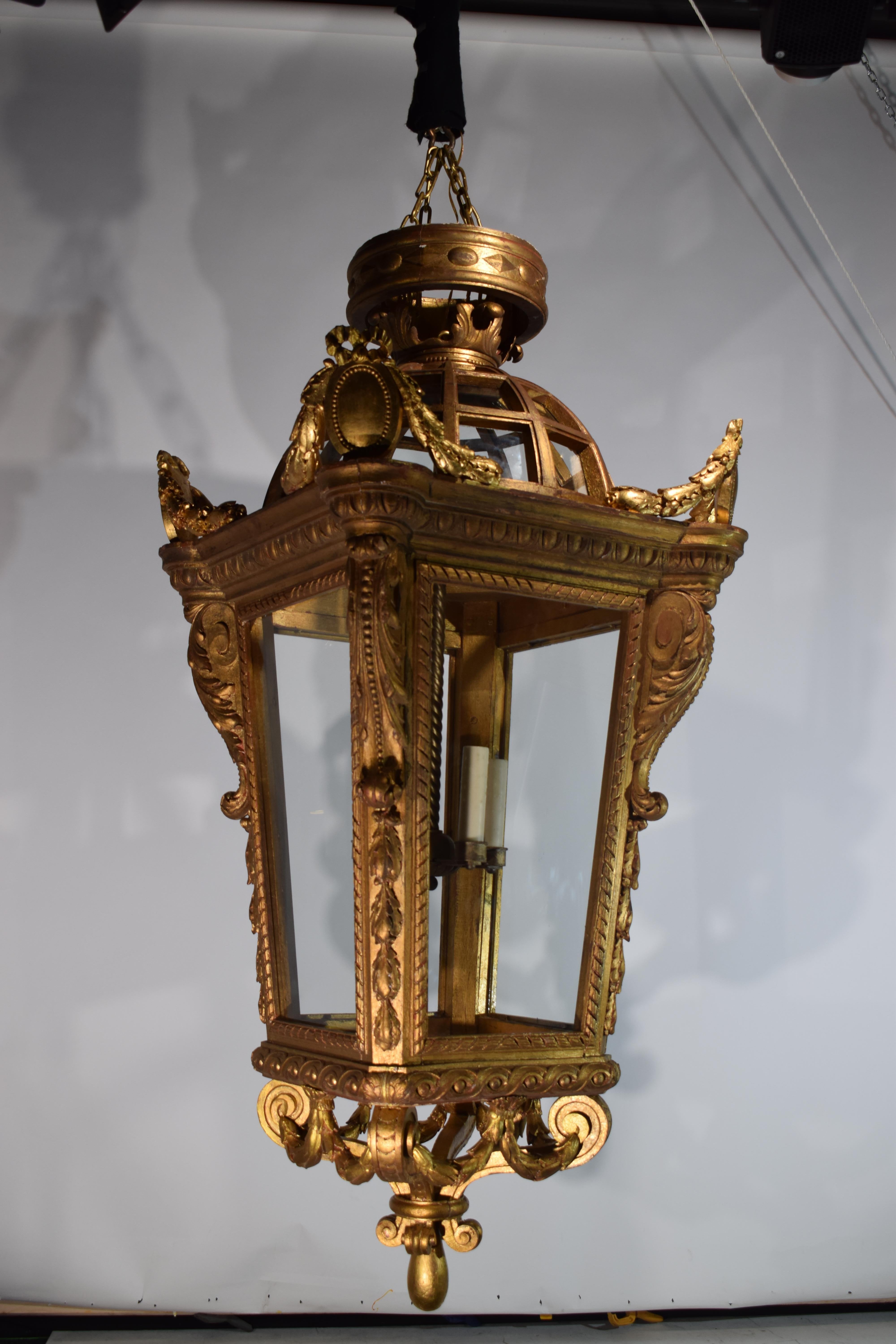 Grande lanterne en bois sculpté et doré provenant d'un manoir de l'époque dorée. en vente 3