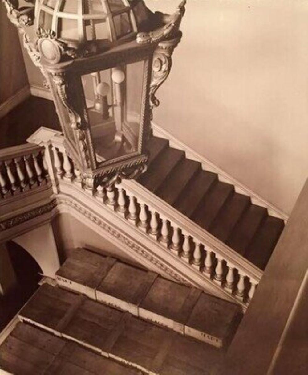 Louis XVI Grande lanterne en bois sculpté et doré provenant d'un manoir de l'époque dorée. en vente