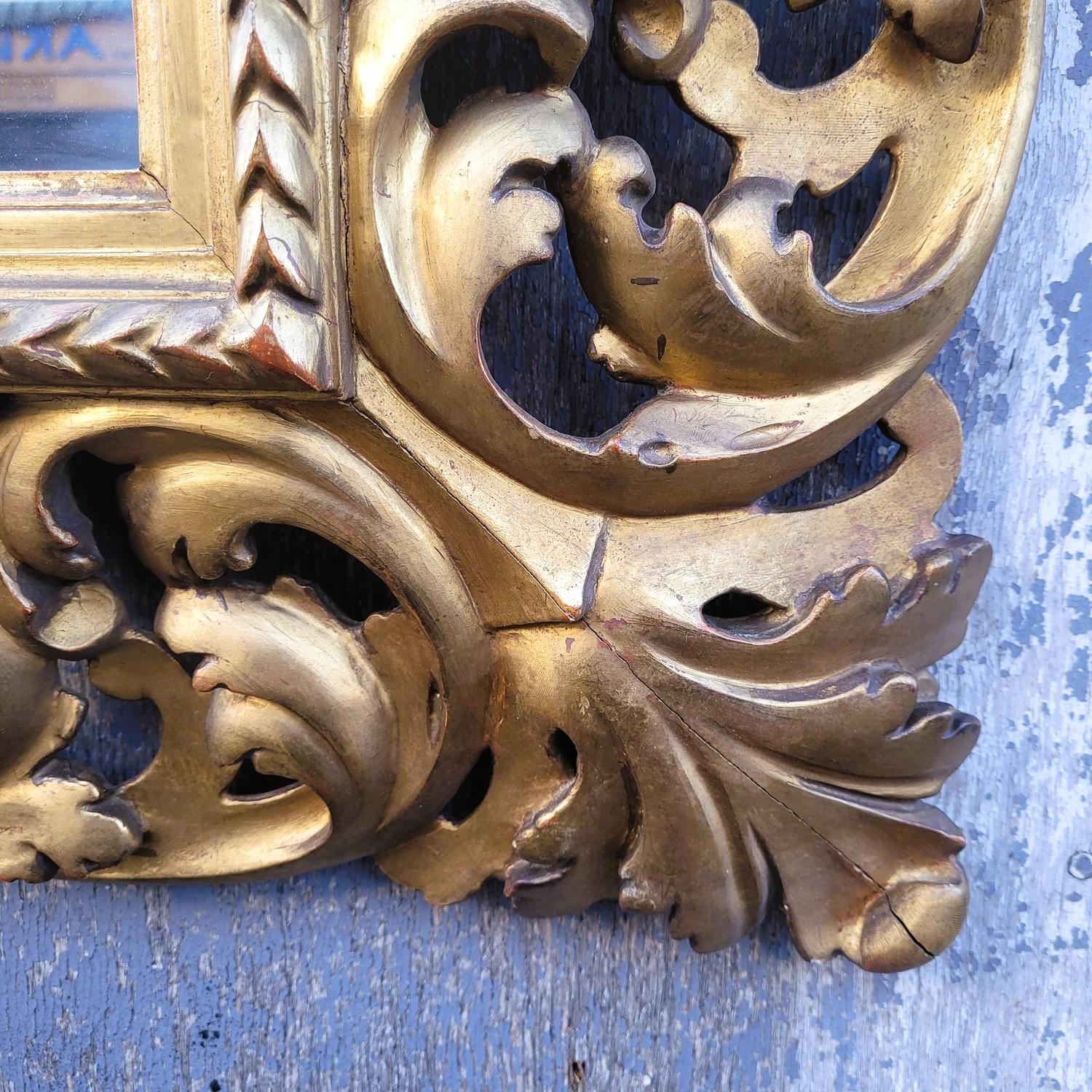 Magnifique miroir en bois doré sculpté de feuillages.   

Ouvrage italien du 19e siècle.   

Hauteur 110 cm, 
93 x 6 cm.