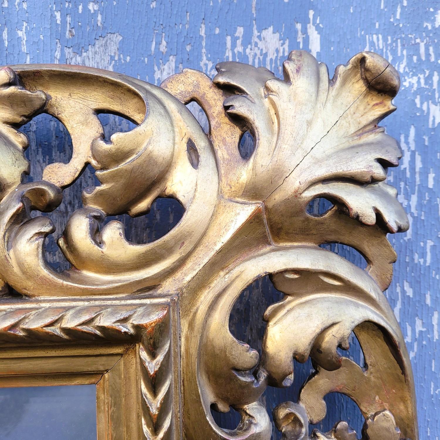 italien Grand miroir en bois sculpté et doré, Italie, XIXe siècle en vente