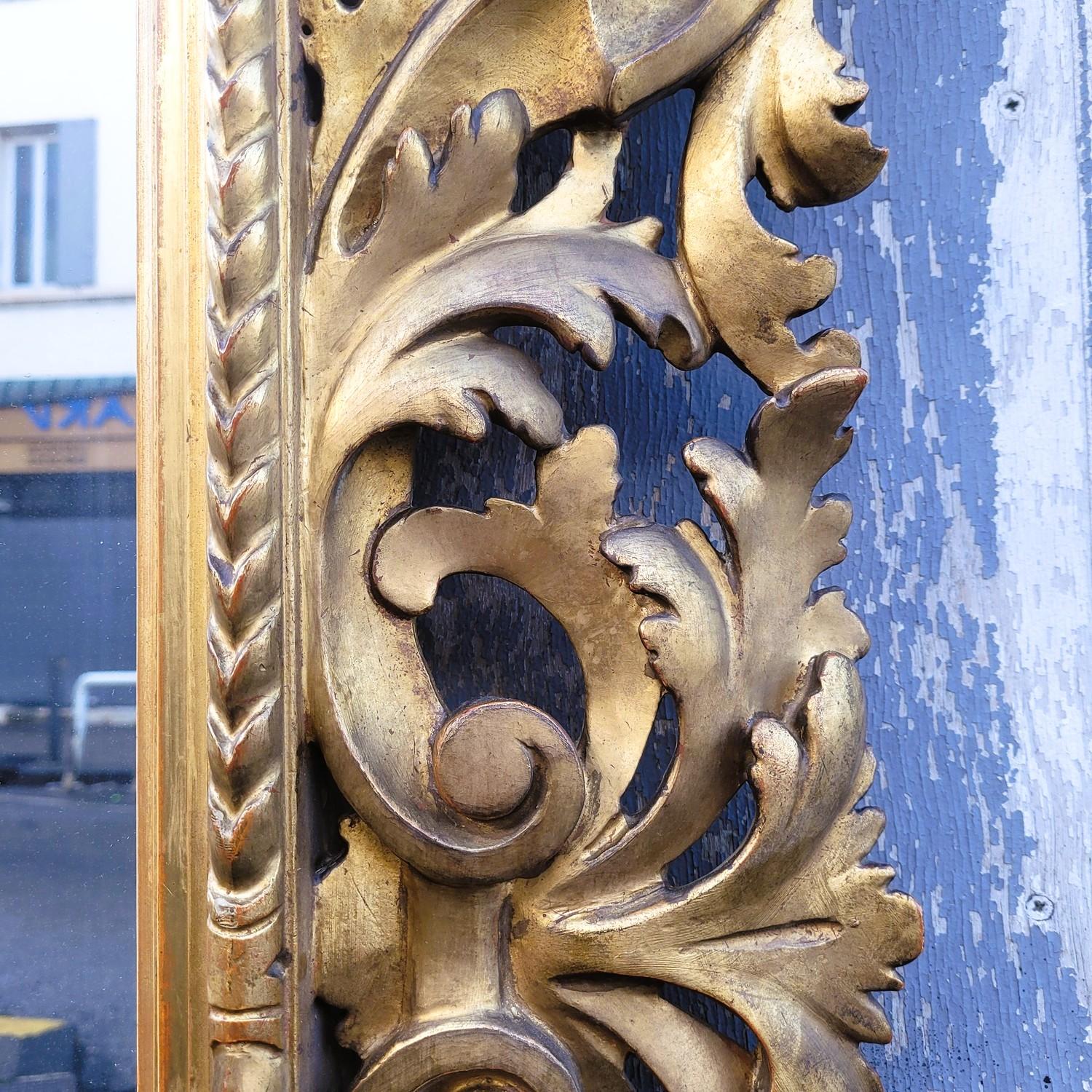 Doré Grand miroir en bois sculpté et doré, Italie, XIXe siècle en vente