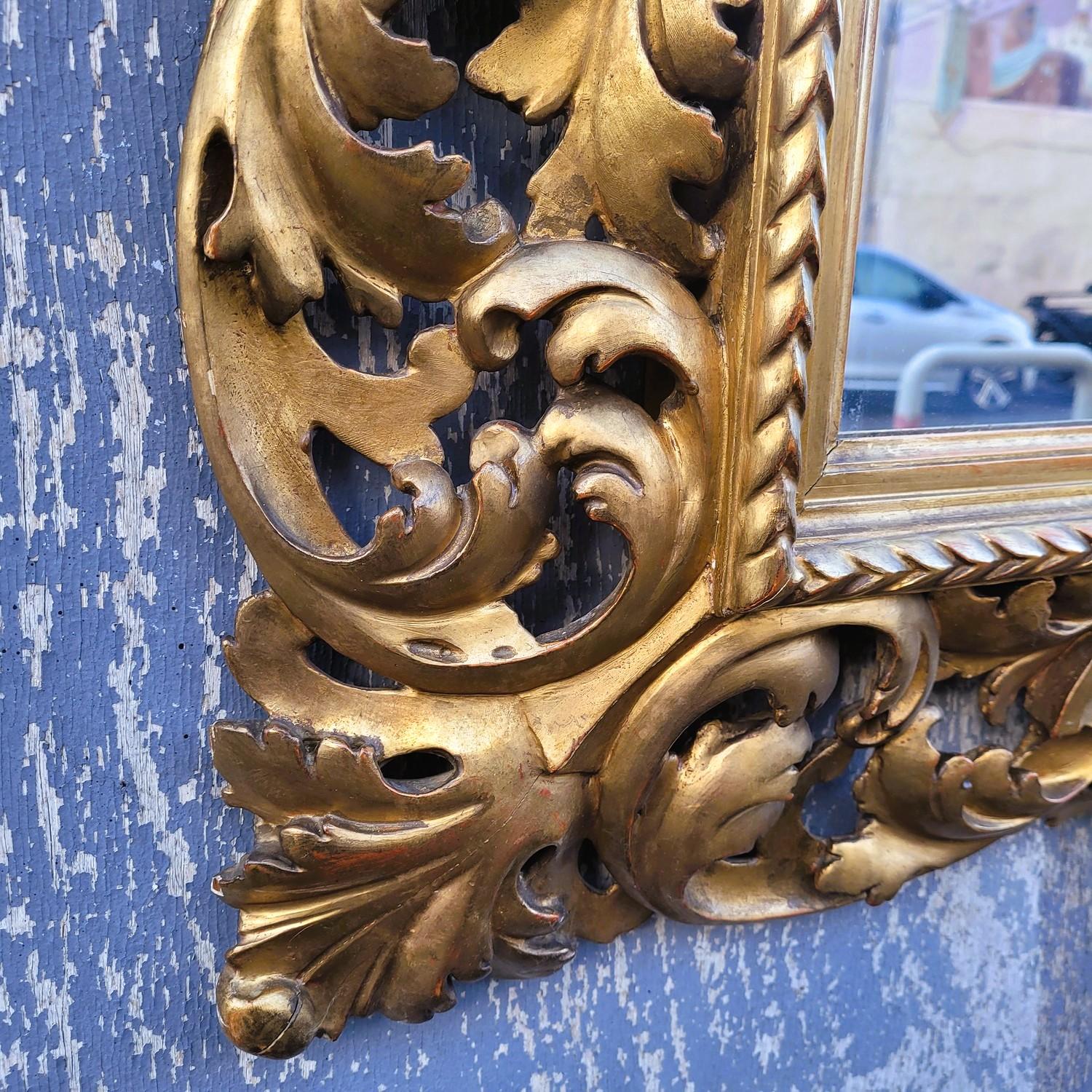 Grand miroir en bois sculpté et doré, Italie, XIXe siècle Bon état - En vente à MARSEILLE, FR