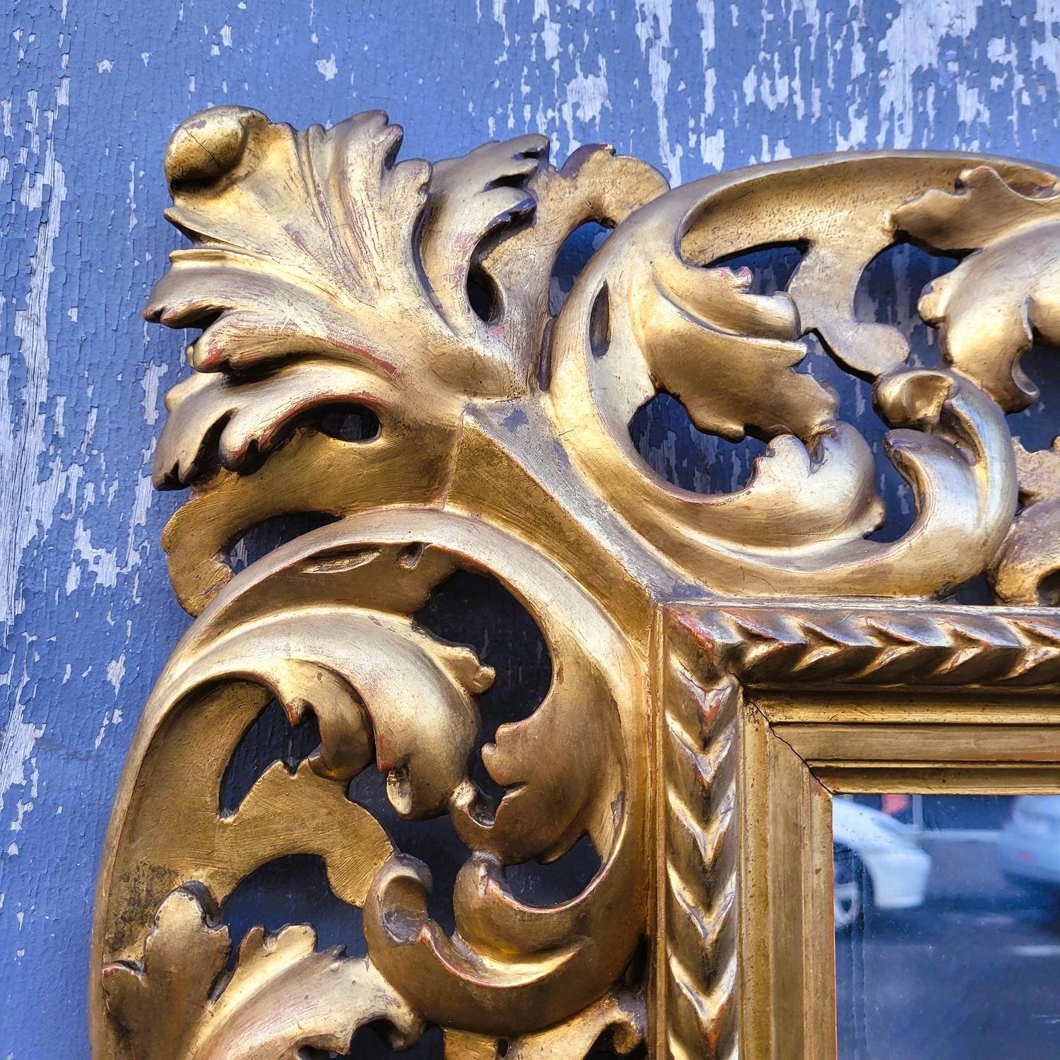 Grand miroir en bois sculpté et doré, Italie, XIXe siècle en vente 1