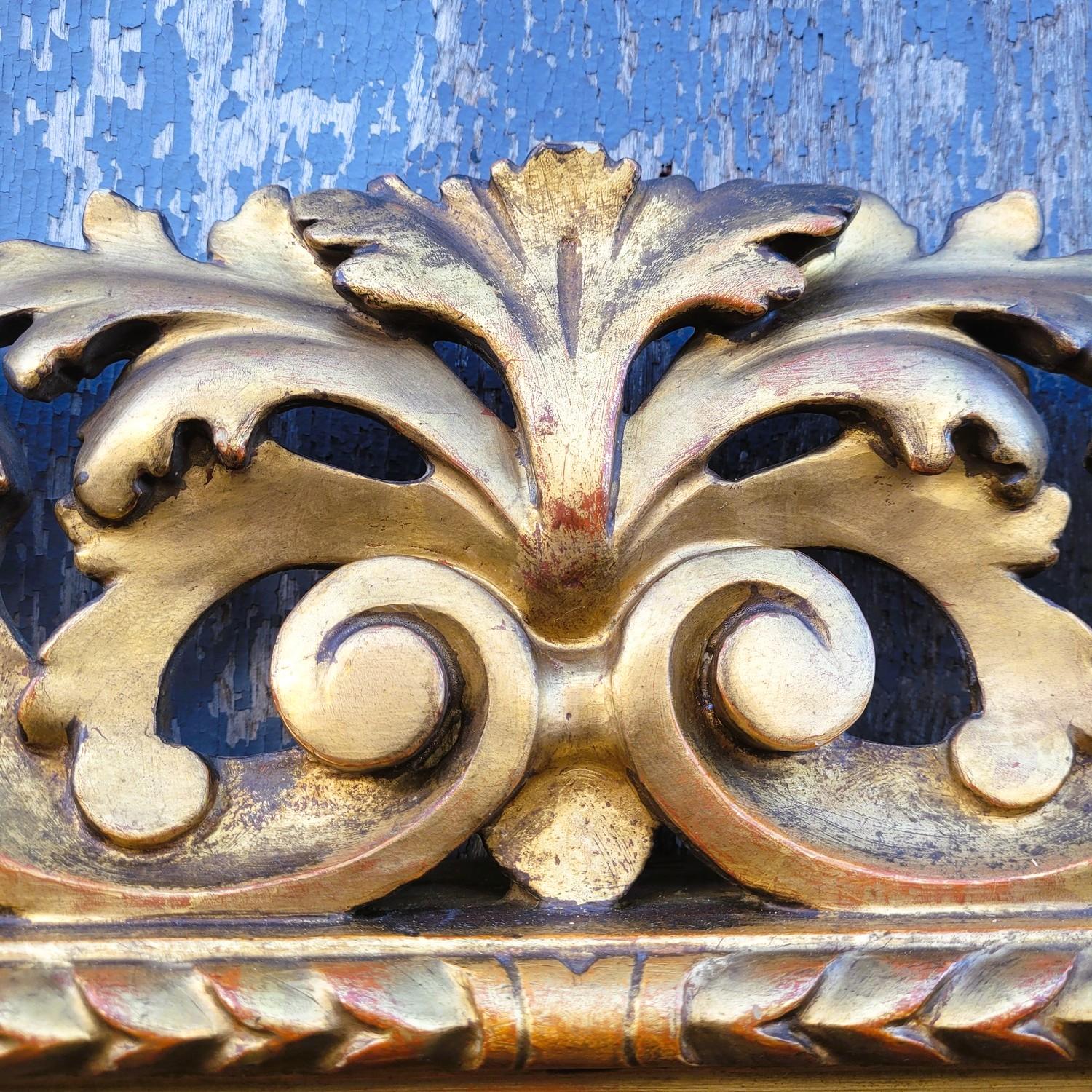 Grand miroir en bois sculpté et doré, Italie, XIXe siècle en vente 3