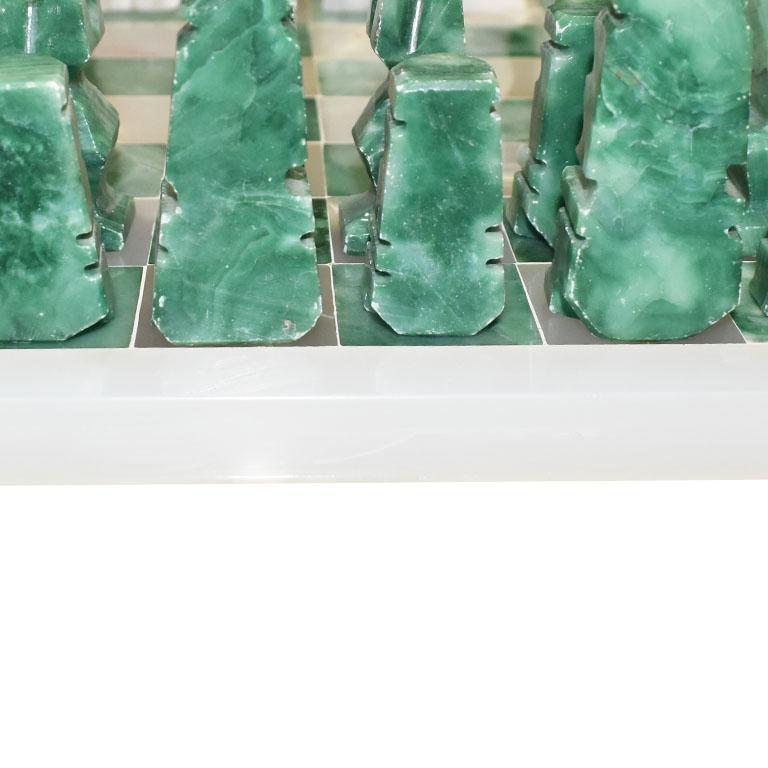 Échiquier complet en malachite verte et marbre blanc ou onyx avec pièces de jeu. Sculpté à la main dans la pierre, ce plateau de jeu saisissant sera un ajout magnifique à tout espace. Les pièces de jeu sont créées à la fois en malachite verte d'un