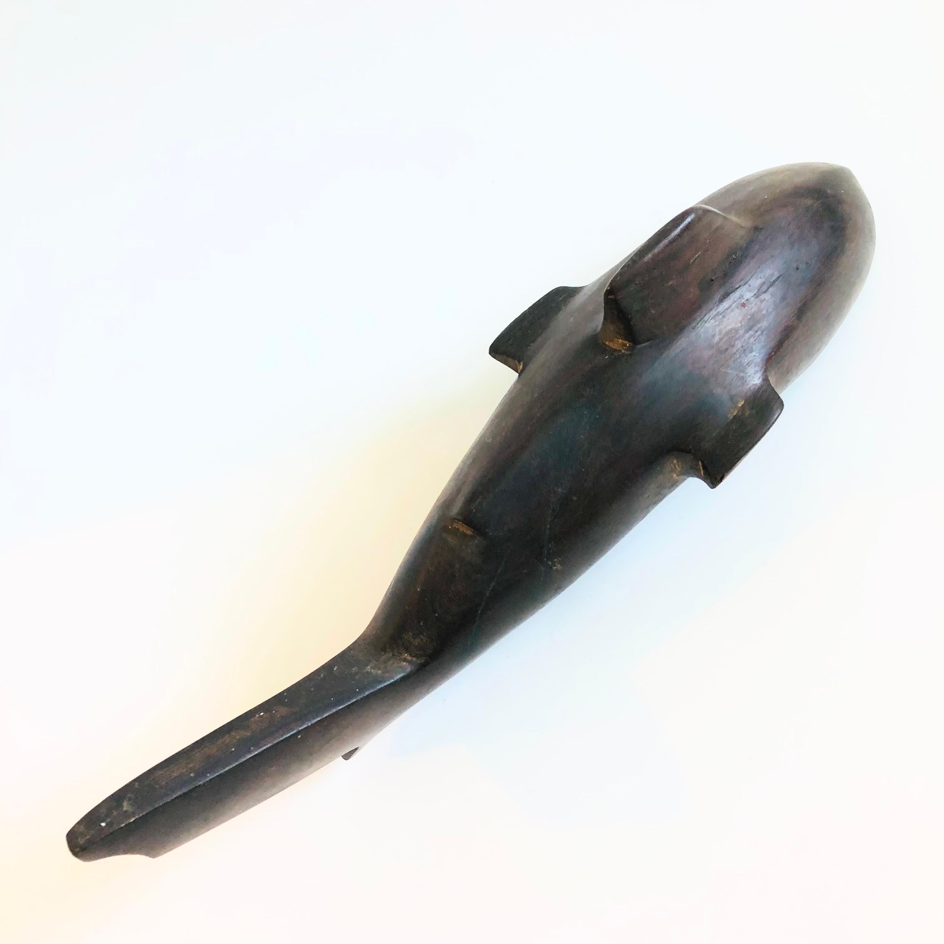 Gran ballena tallada en madera de hierro 2