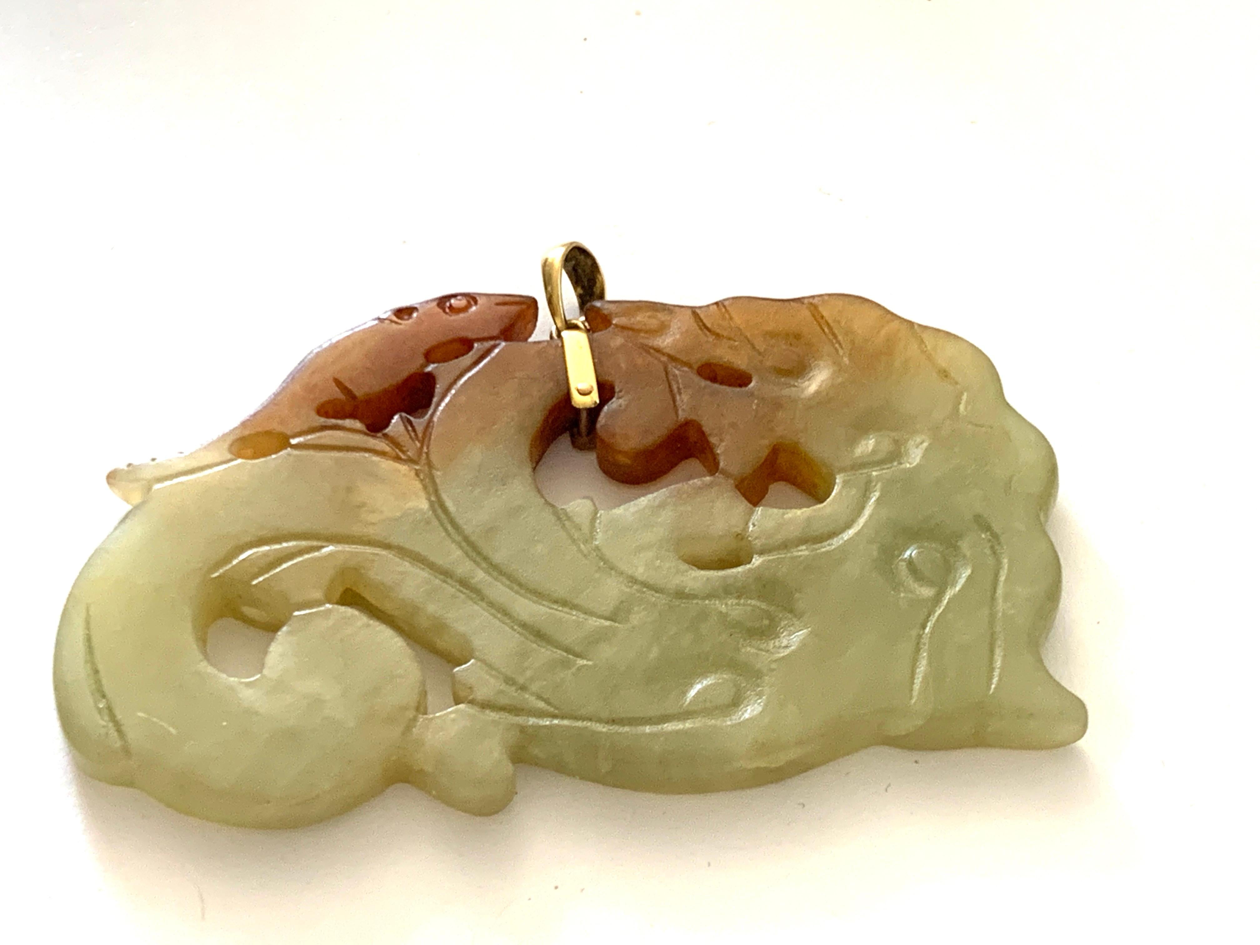 Vintage - Circa anni '70
Ciondolo con pietra di giada intagliata 
Dimensioni 7 cm x 4 cm x 3 mm (circa)
Peso 26 grammi
Colore : Greene & Greene & Greene 
La cauzione in oro giallo è stampata all'interno a 14k con un timbro di un produttore
