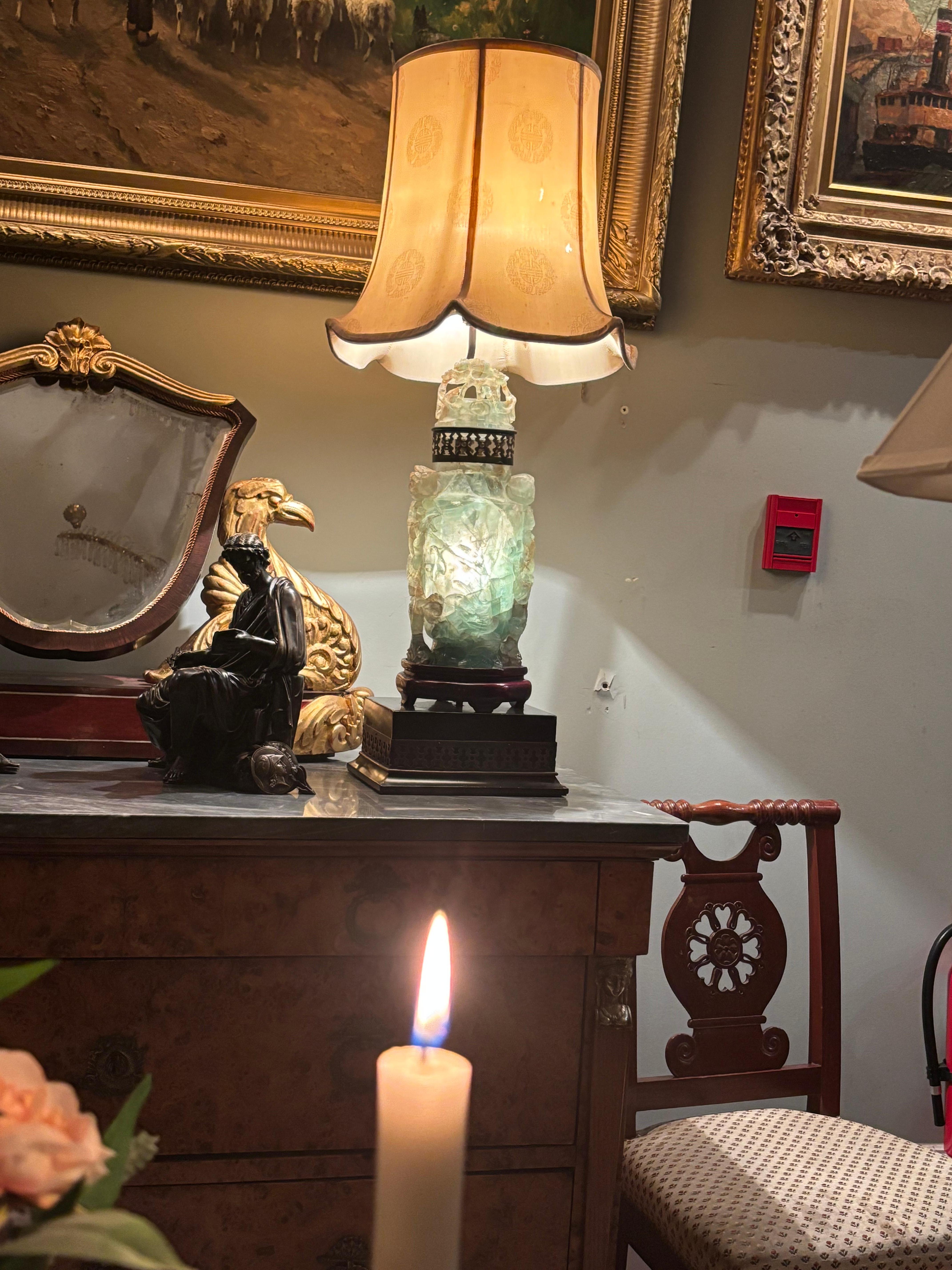 Lámpara grande de jadeíta tallada 