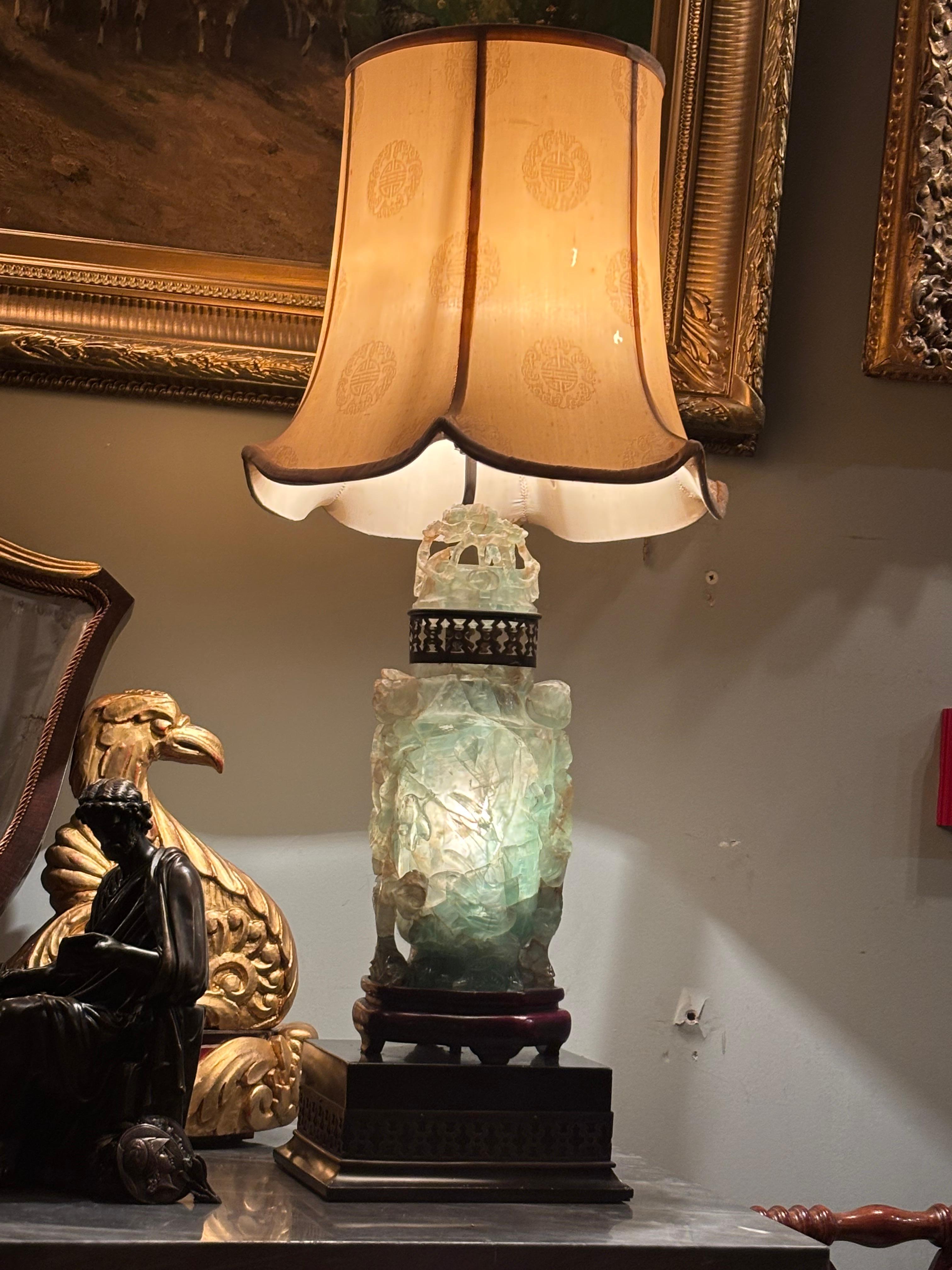 Lámpara grande de jadeíta tallada 