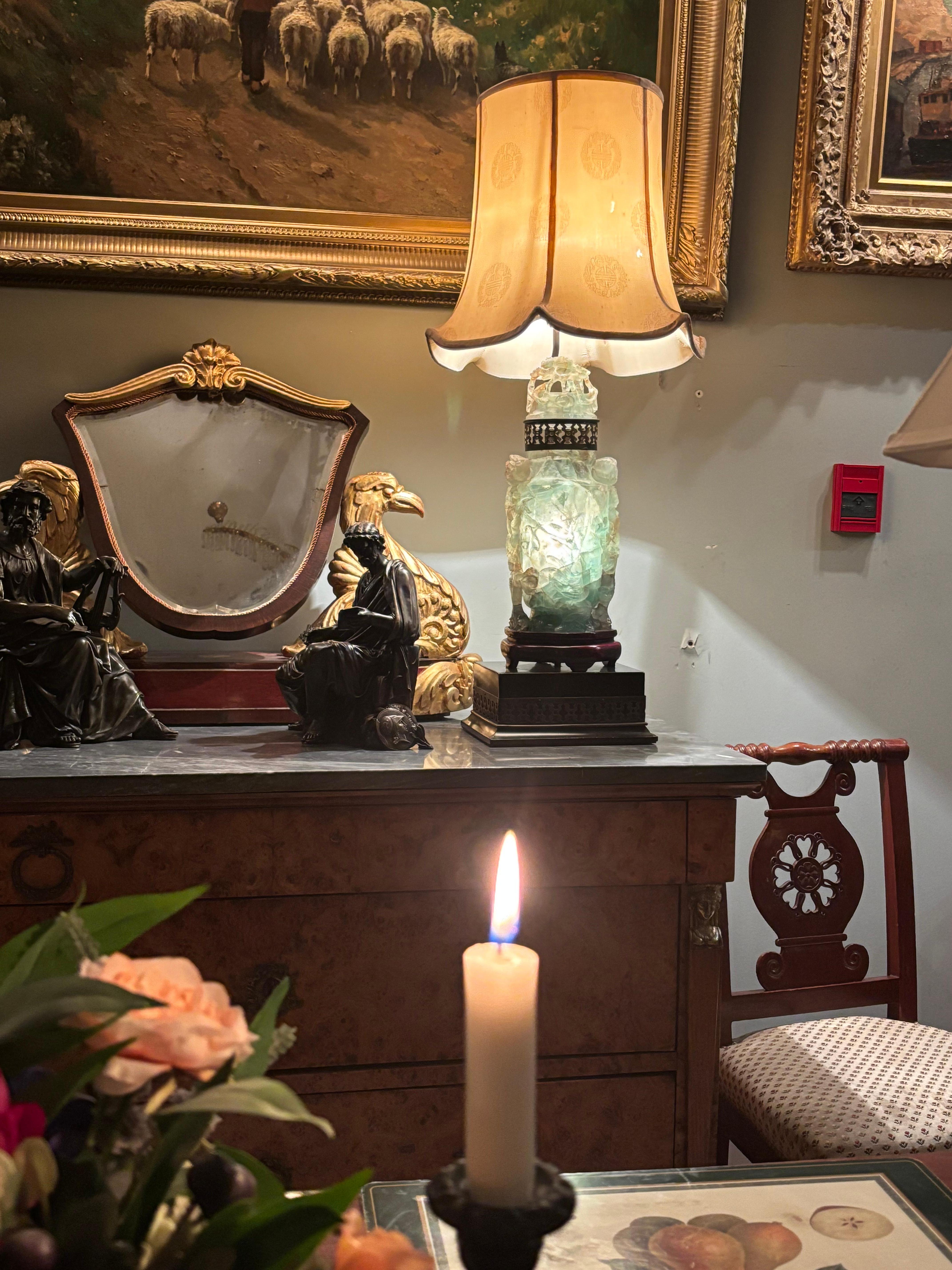 Lámpara grande de jadeíta tallada 