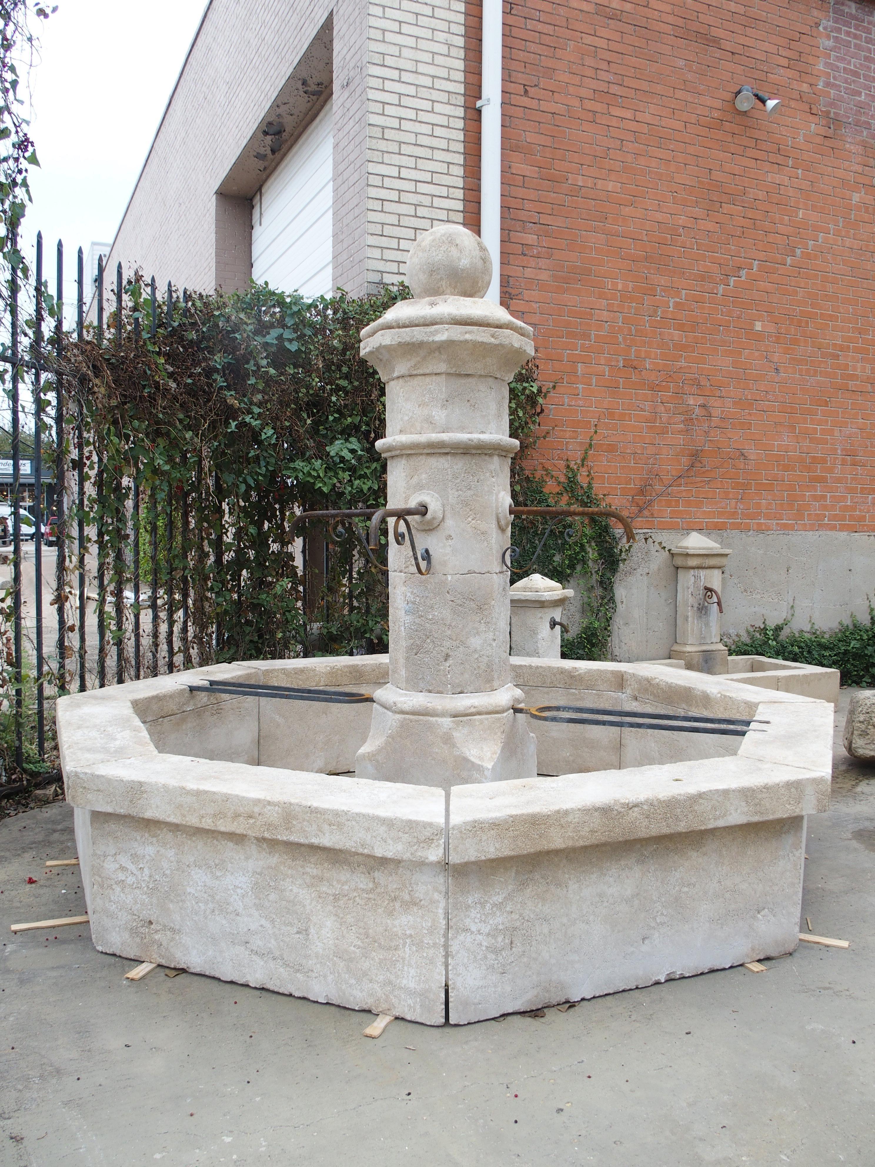 Großer geschnitzter Village Center-Brunnen aus Kalkstein aus Südfrankreich, 101 Zoll. im Angebot 5