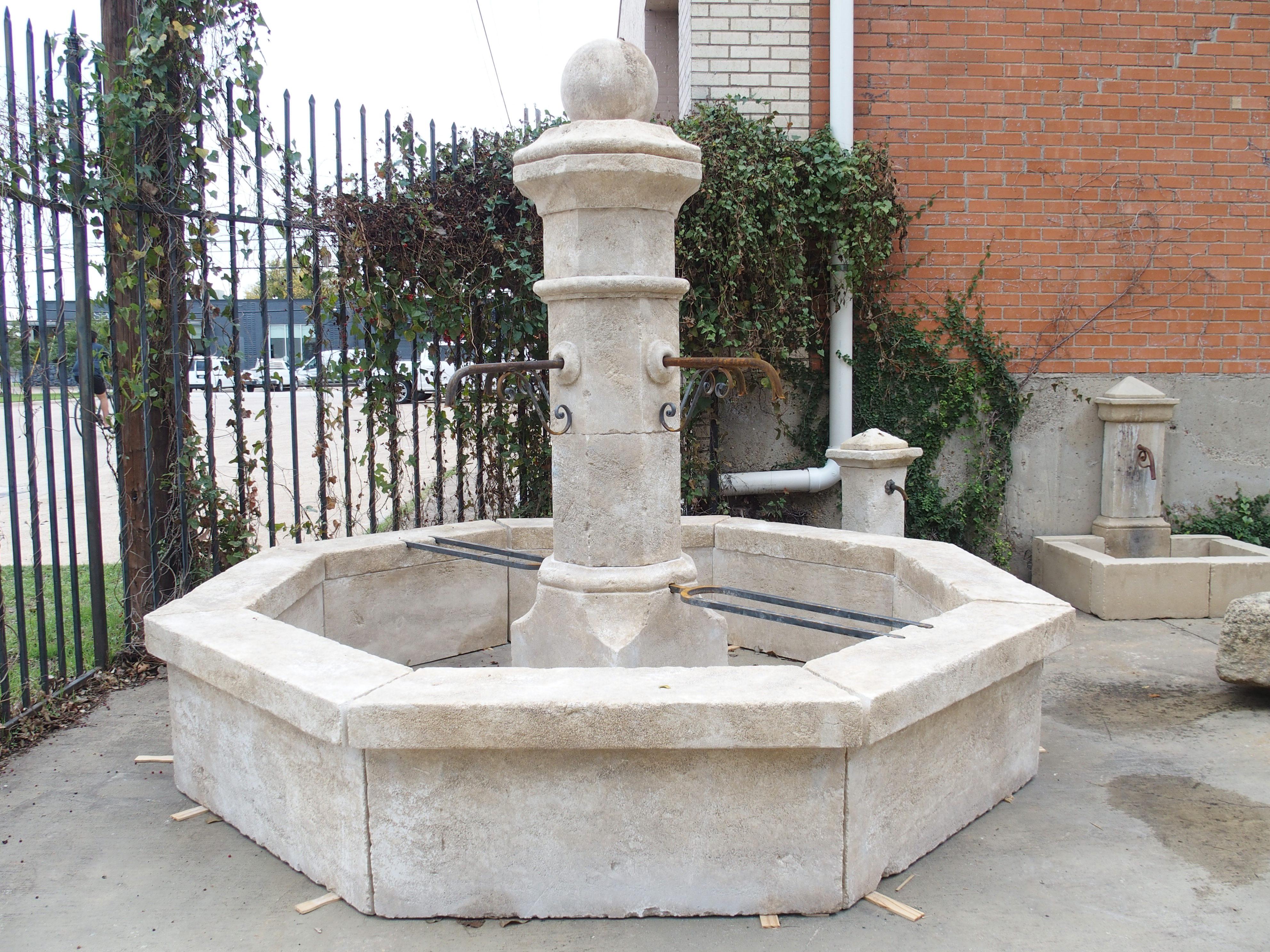 Großer geschnitzter Village Center-Brunnen aus Kalkstein aus Südfrankreich, 101 Zoll. im Angebot 8