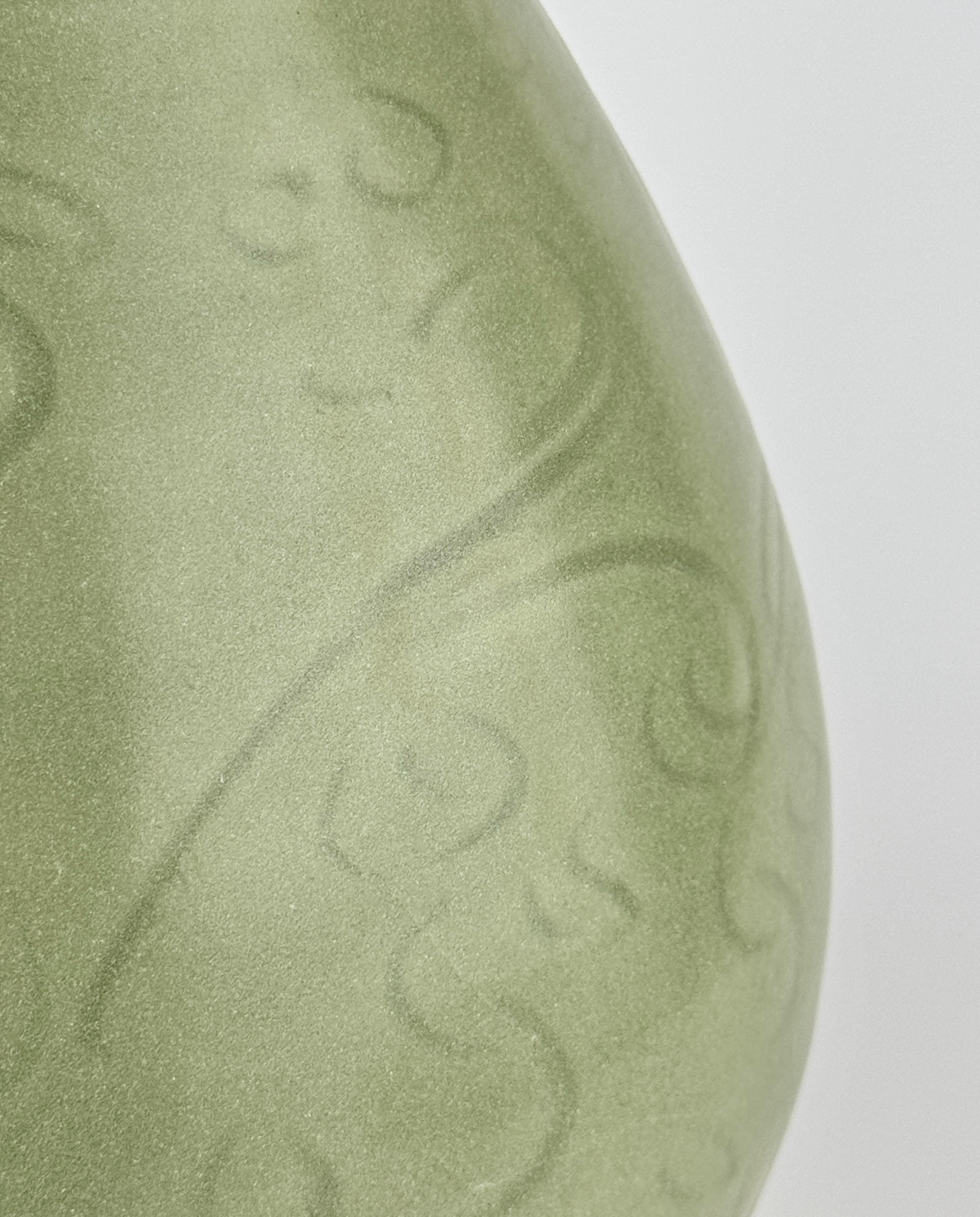 Un grande Yuhuchunping di Celadon Longquan intagliato, dinastia Yuan Ming in vendita 5