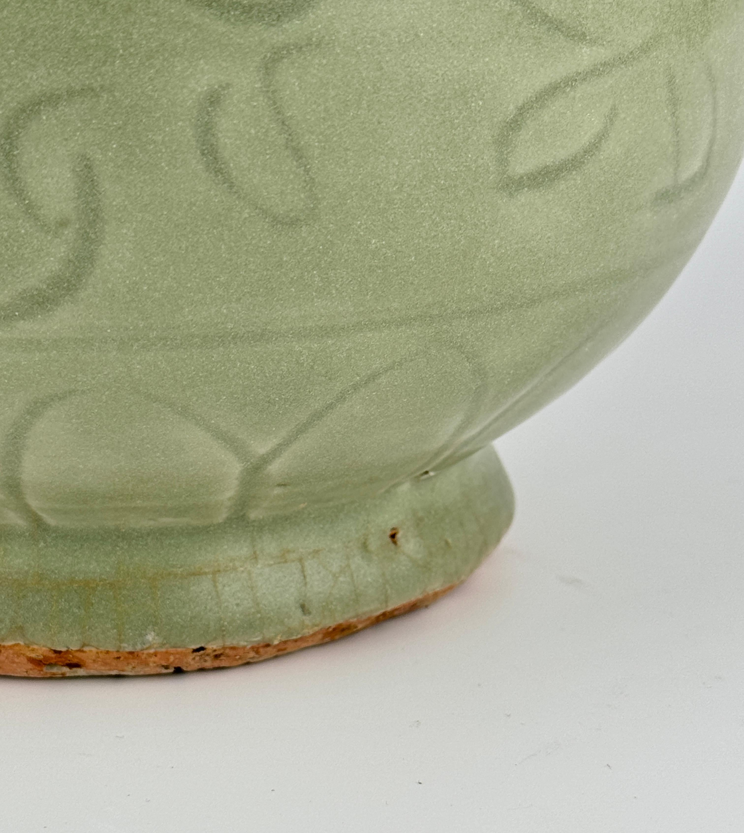 Un grande Yuhuchunping di Celadon Longquan intagliato, dinastia Yuan Ming in vendita 6