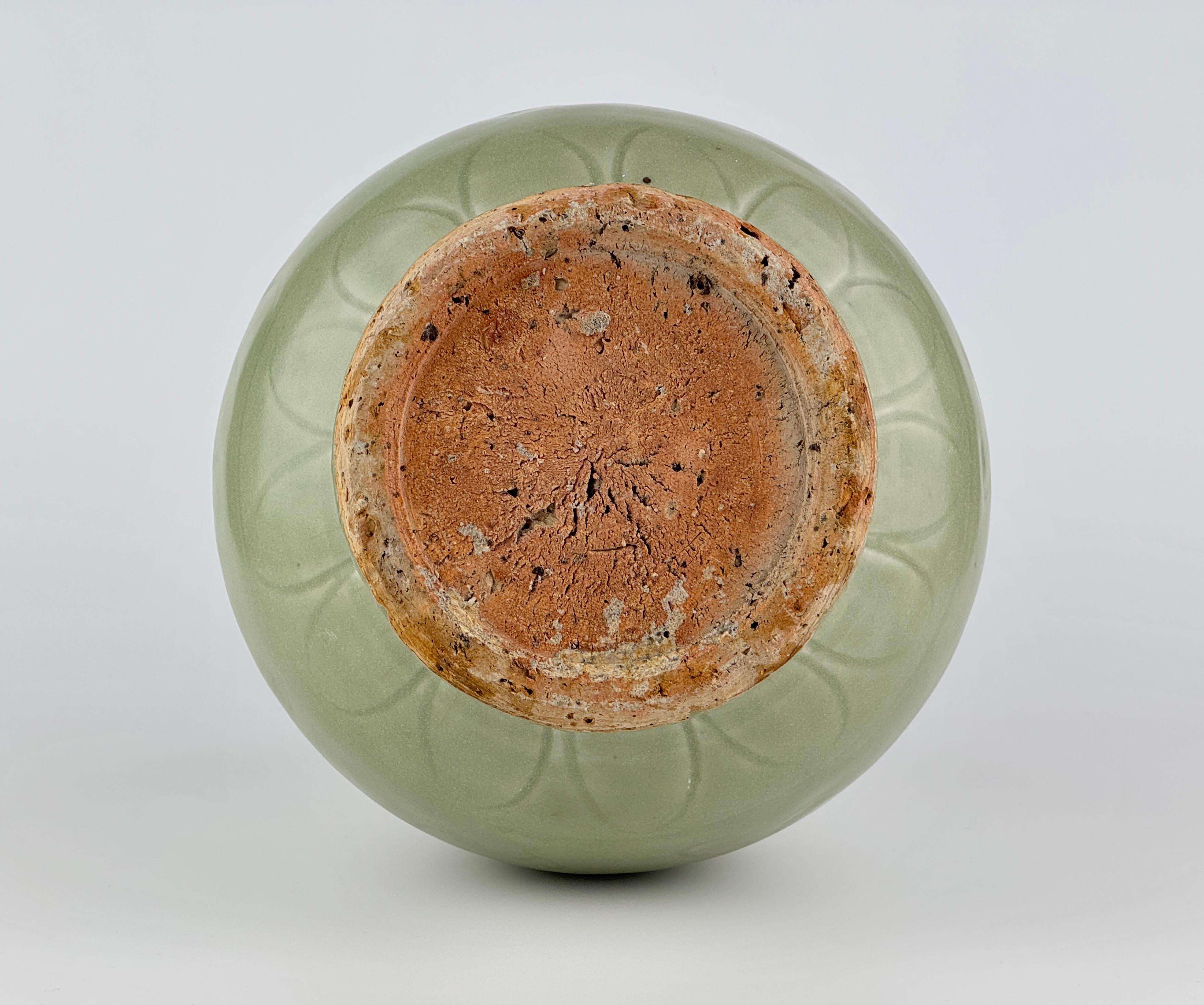 Un grande Yuhuchunping di Celadon Longquan intagliato, dinastia Yuan Ming in vendita 7
