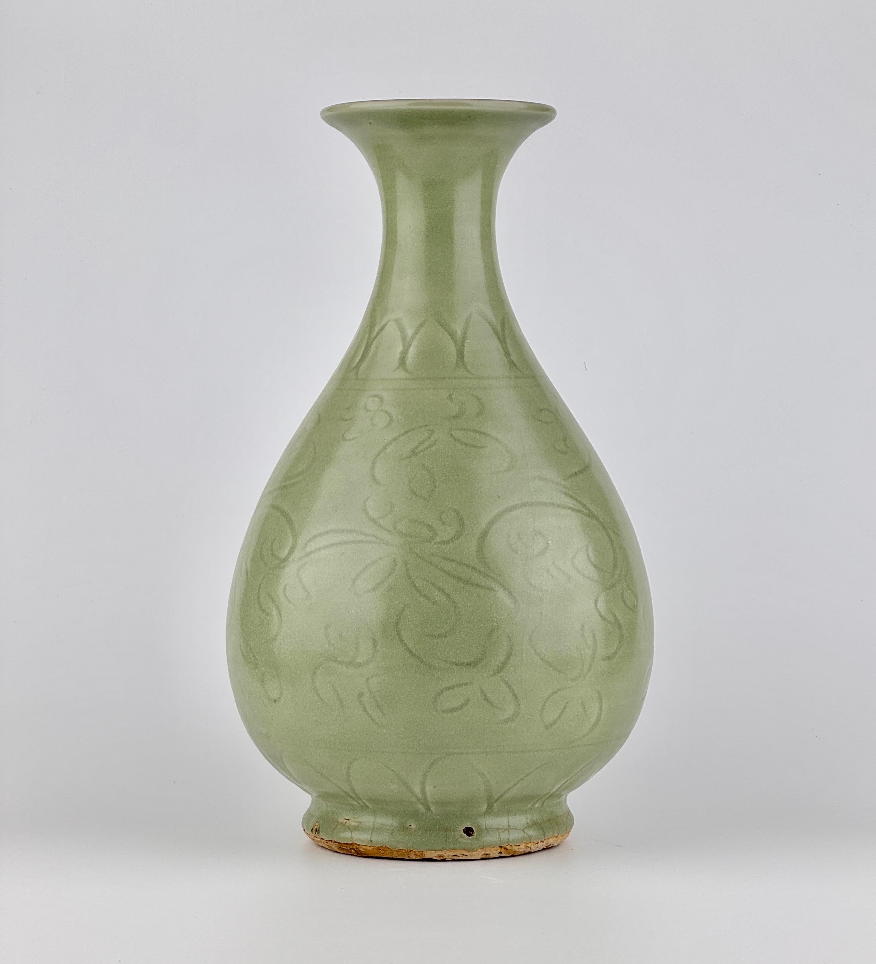 Indonesiano Un grande Yuhuchunping di Celadon Longquan intagliato, dinastia Yuan Ming in vendita