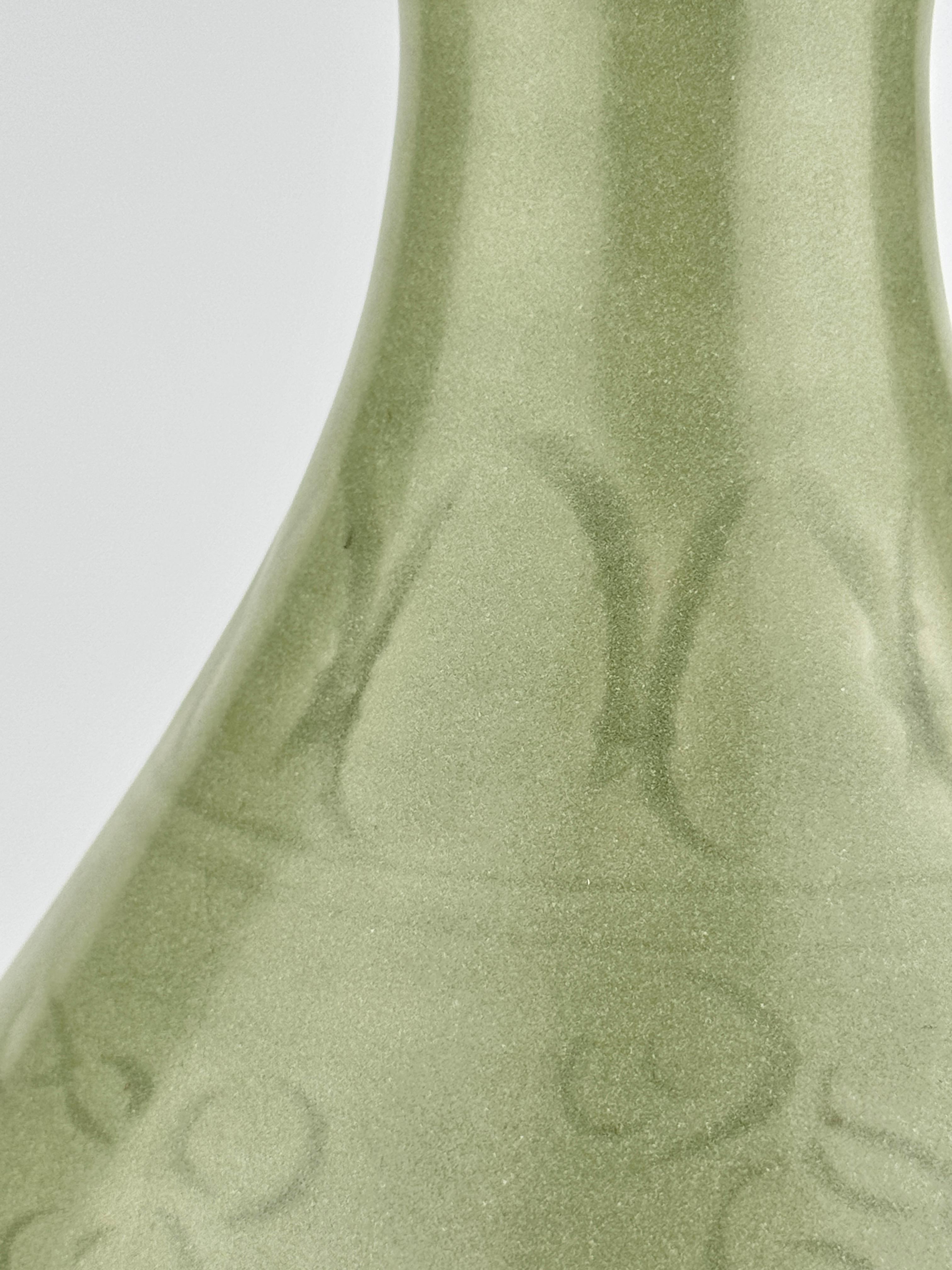 Smaltato Un grande Yuhuchunping di Celadon Longquan intagliato, dinastia Yuan Ming in vendita