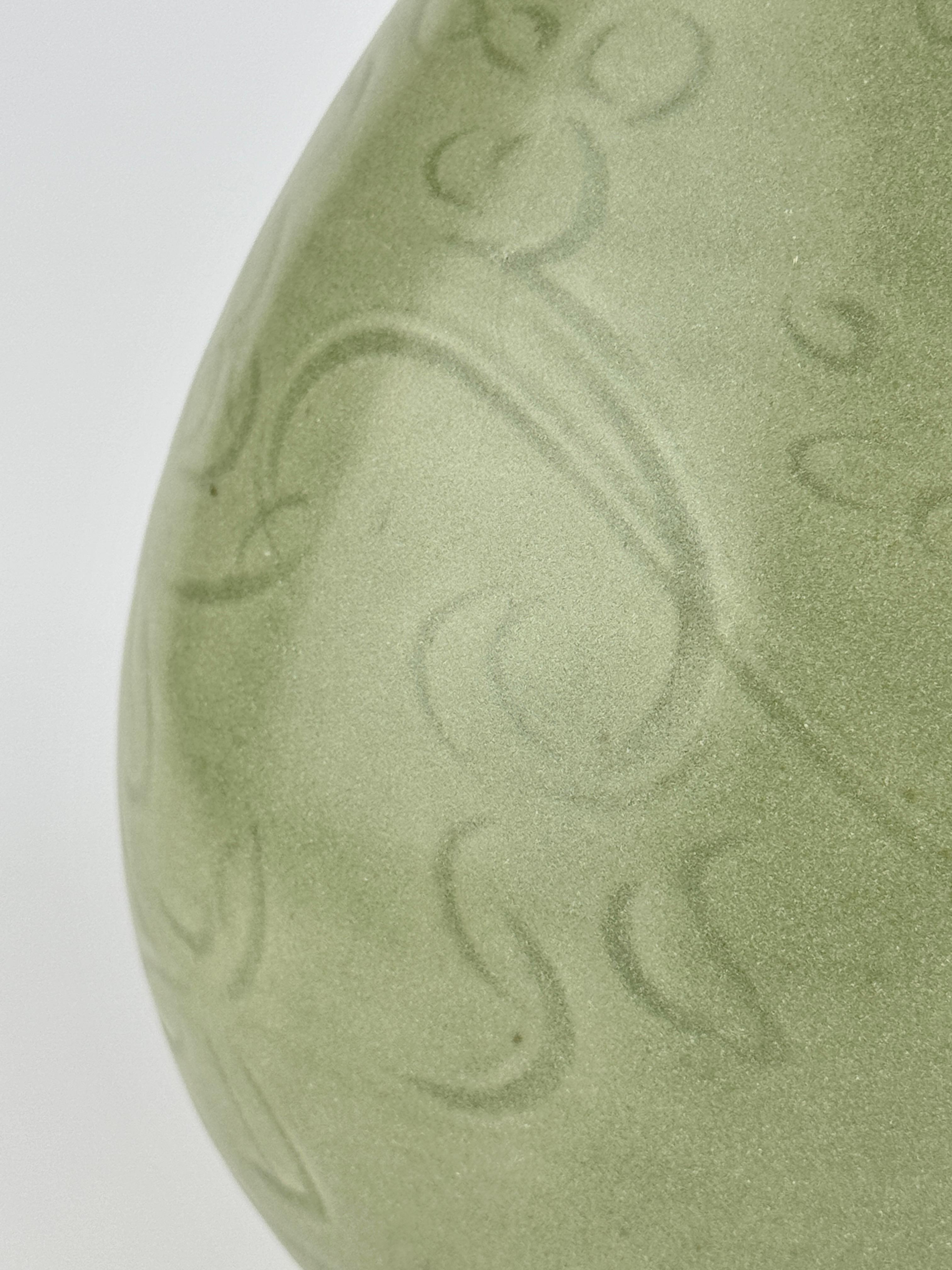 Un grande Yuhuchunping di Celadon Longquan intagliato, dinastia Yuan Ming In condizioni buone in vendita a seoul, KR