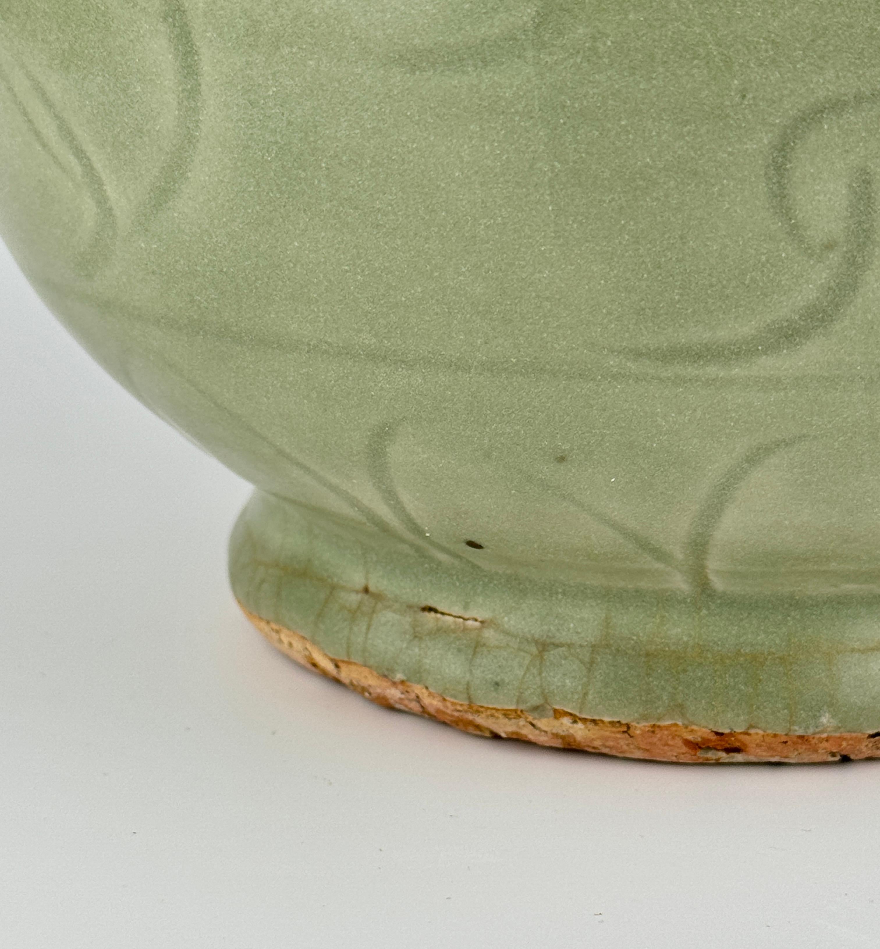 Fino al XVIII secolo Un grande Yuhuchunping di Celadon Longquan intagliato, dinastia Yuan Ming in vendita