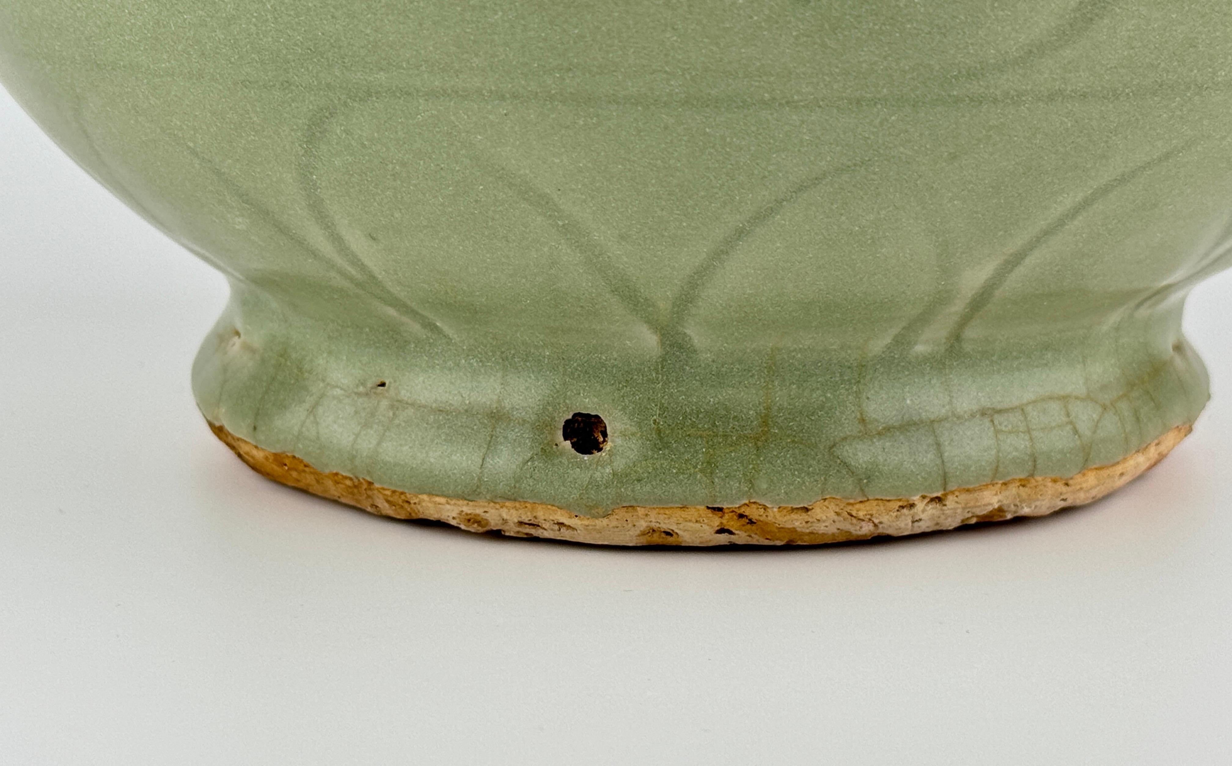 Un grande Yuhuchunping di Celadon Longquan intagliato, dinastia Yuan Ming in vendita 1