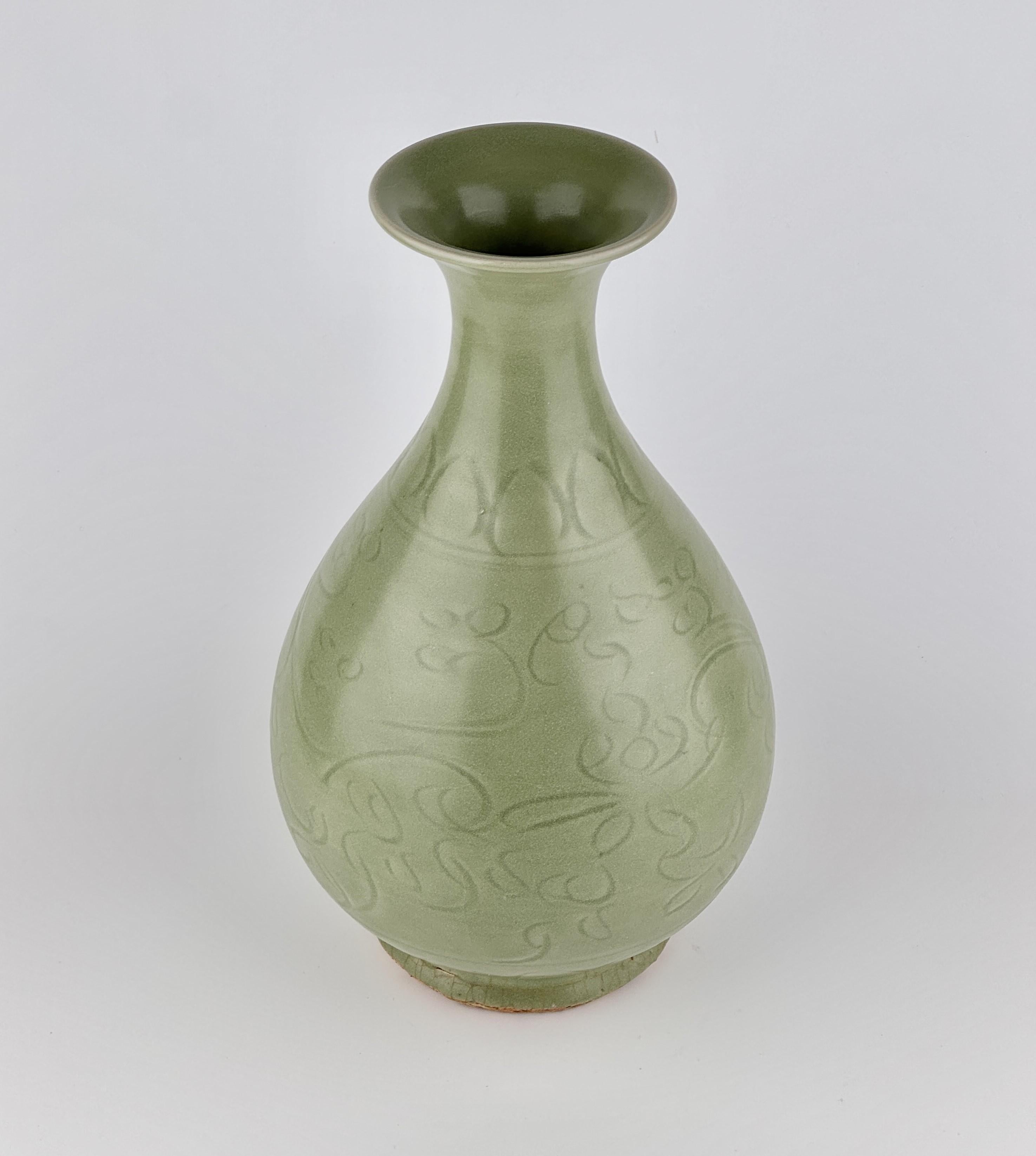 Un grande Yuhuchunping di Celadon Longquan intagliato, dinastia Yuan Ming in vendita 2