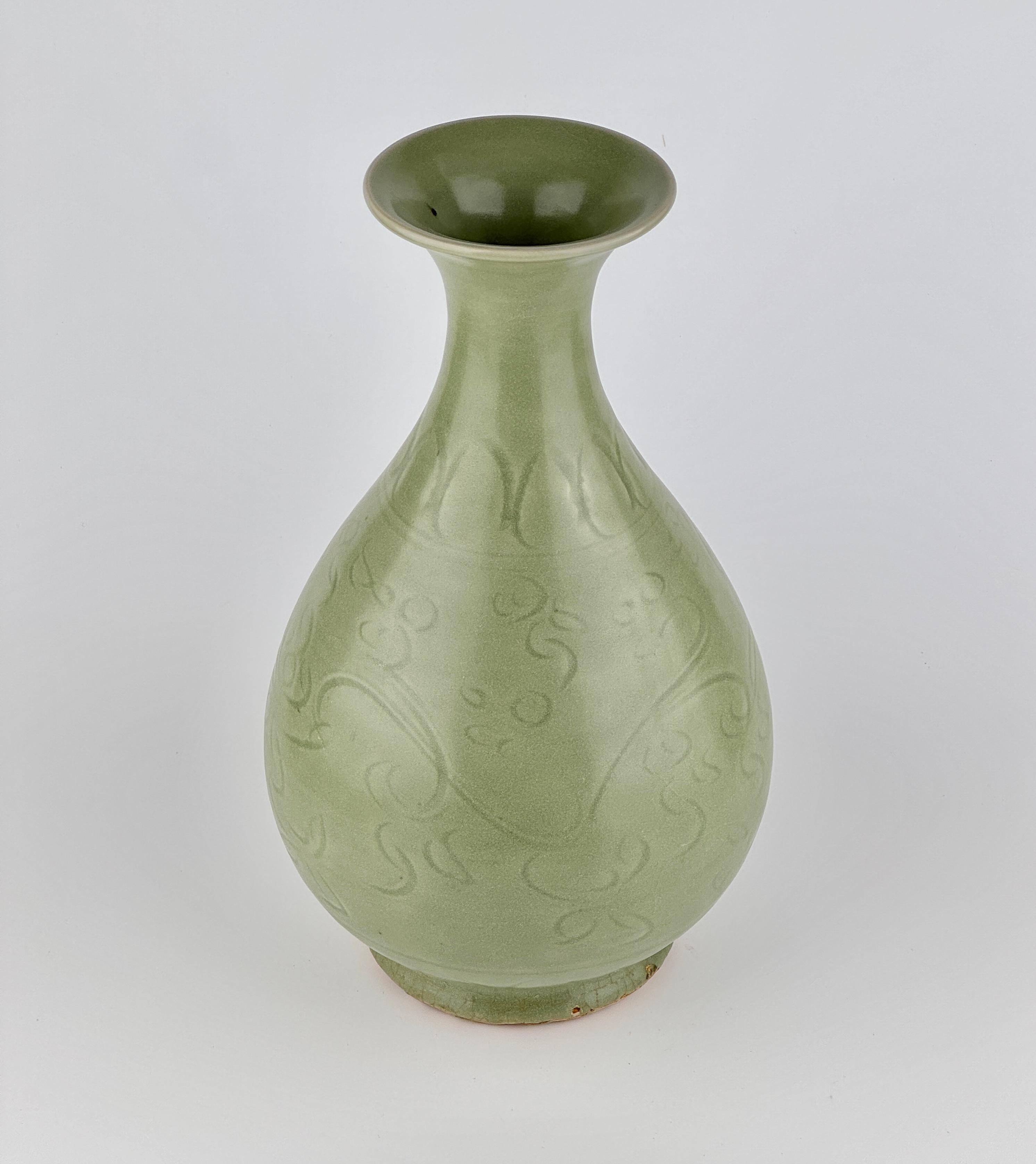 Un grande Yuhuchunping di Celadon Longquan intagliato, dinastia Yuan Ming in vendita 3