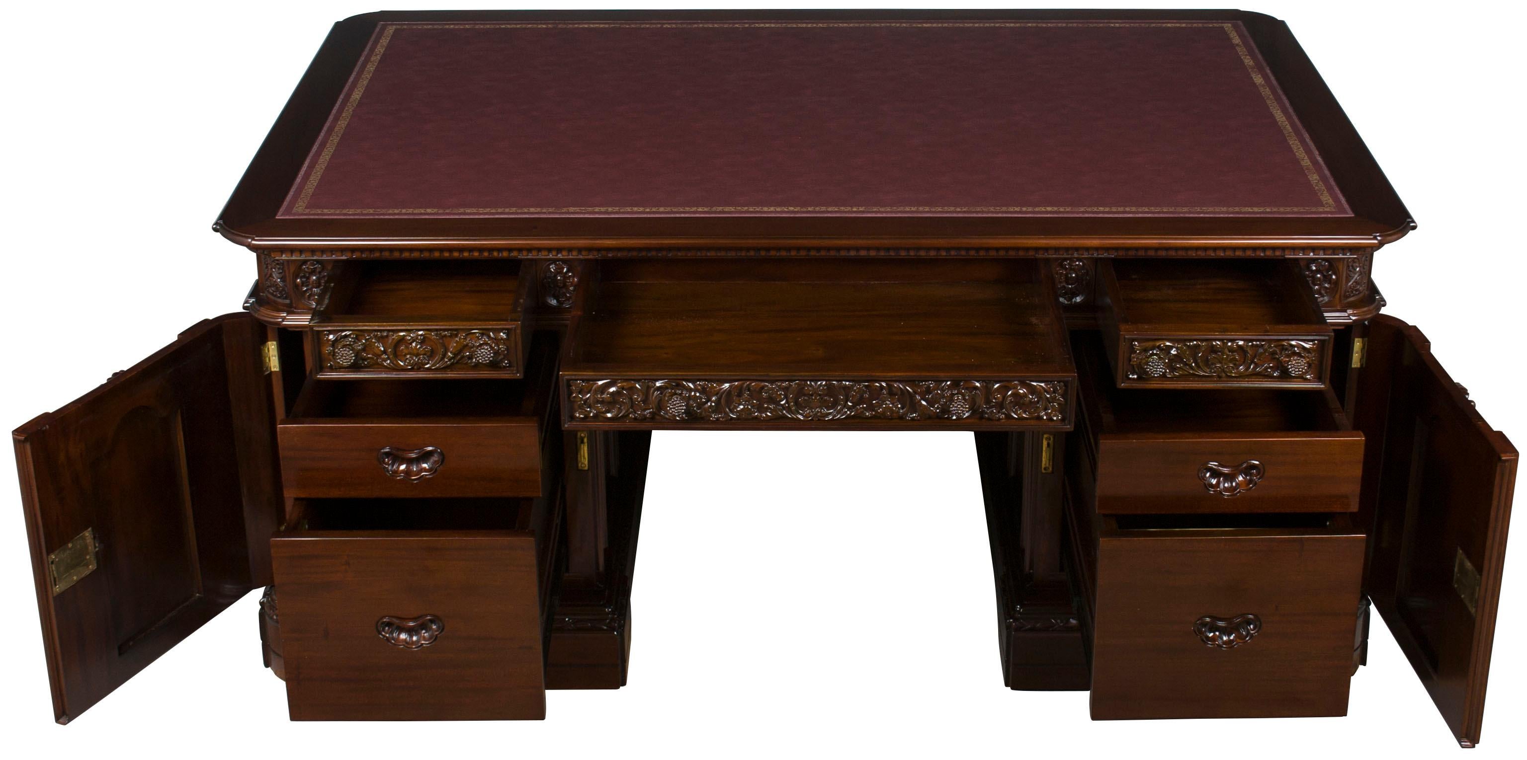 Großer geschnitzter Mahagoni-Reproduktion eines Präsidenten-Schreibtischs (Amerikanische Klassik) im Angebot