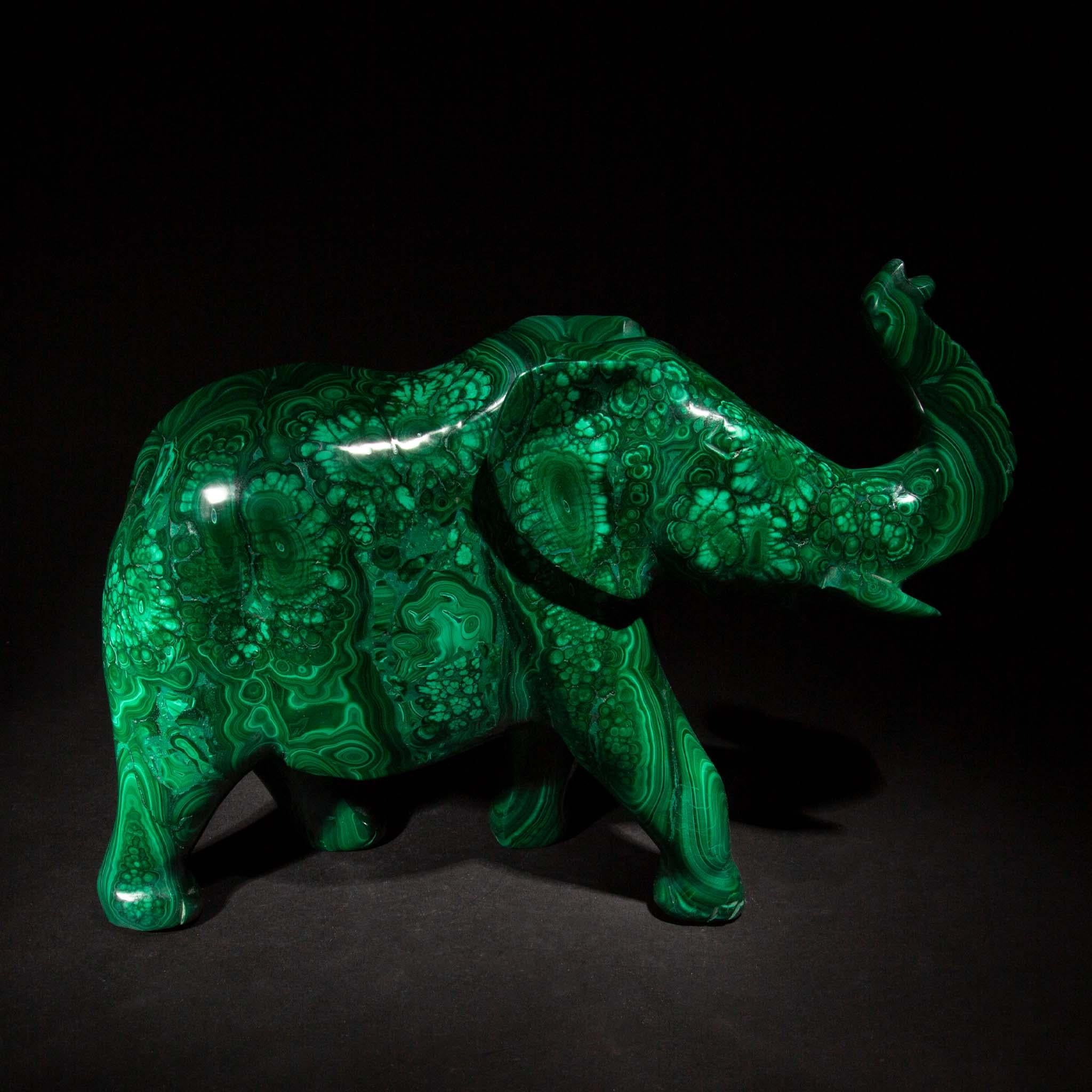 Elefante in malachite intagliato di grandi dimensioni, 12 pollici in vendita 1