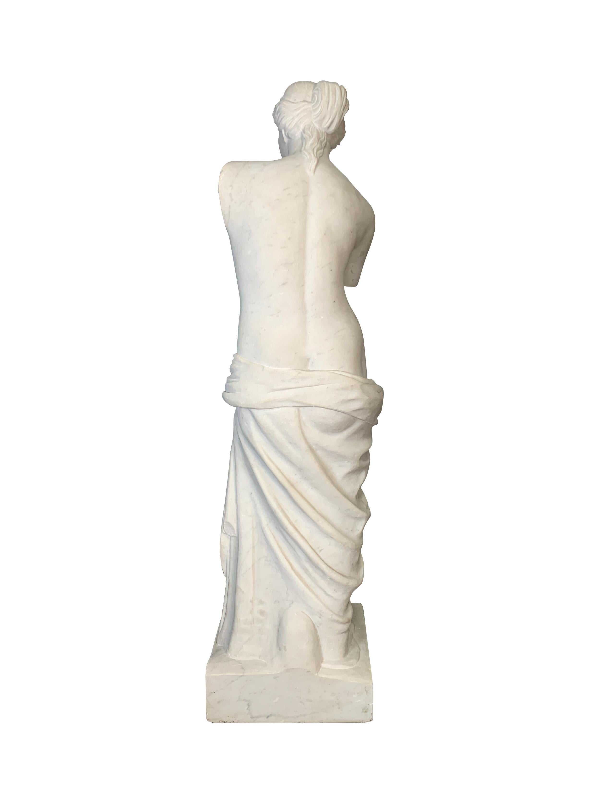 Sculpté à la main Grande statue italienne de Vénus de Milo en marbre blanc sculpté en vente