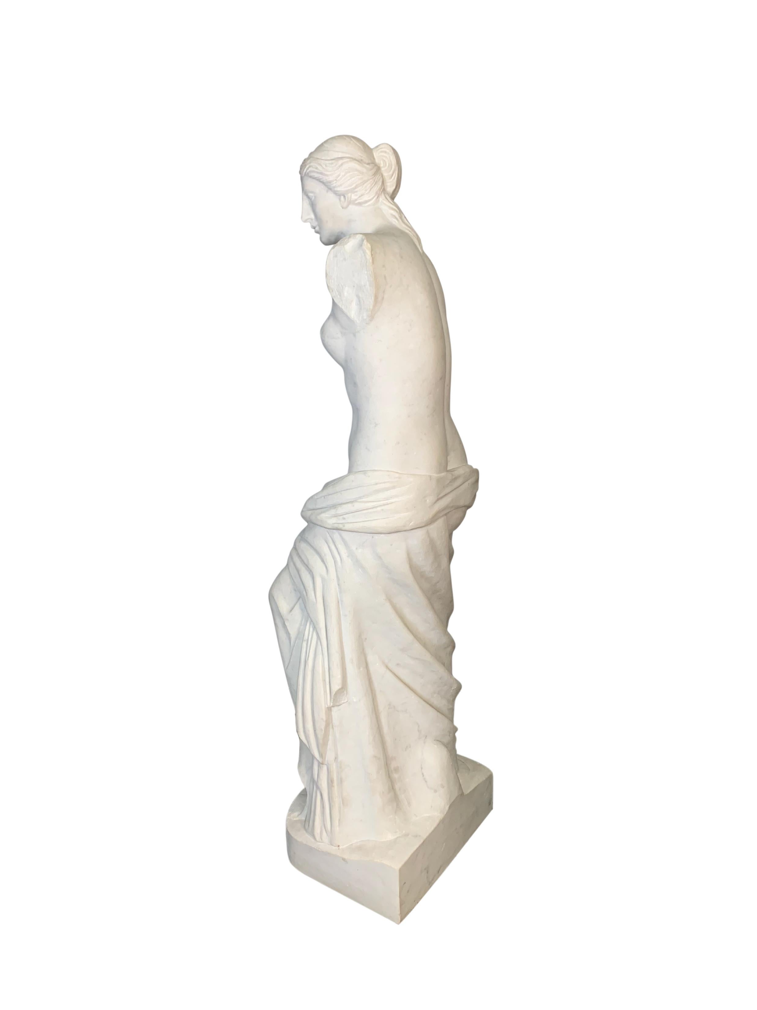 Grande statue italienne de Vénus de Milo en marbre blanc sculpté Excellent état - En vente à Los Angeles, CA