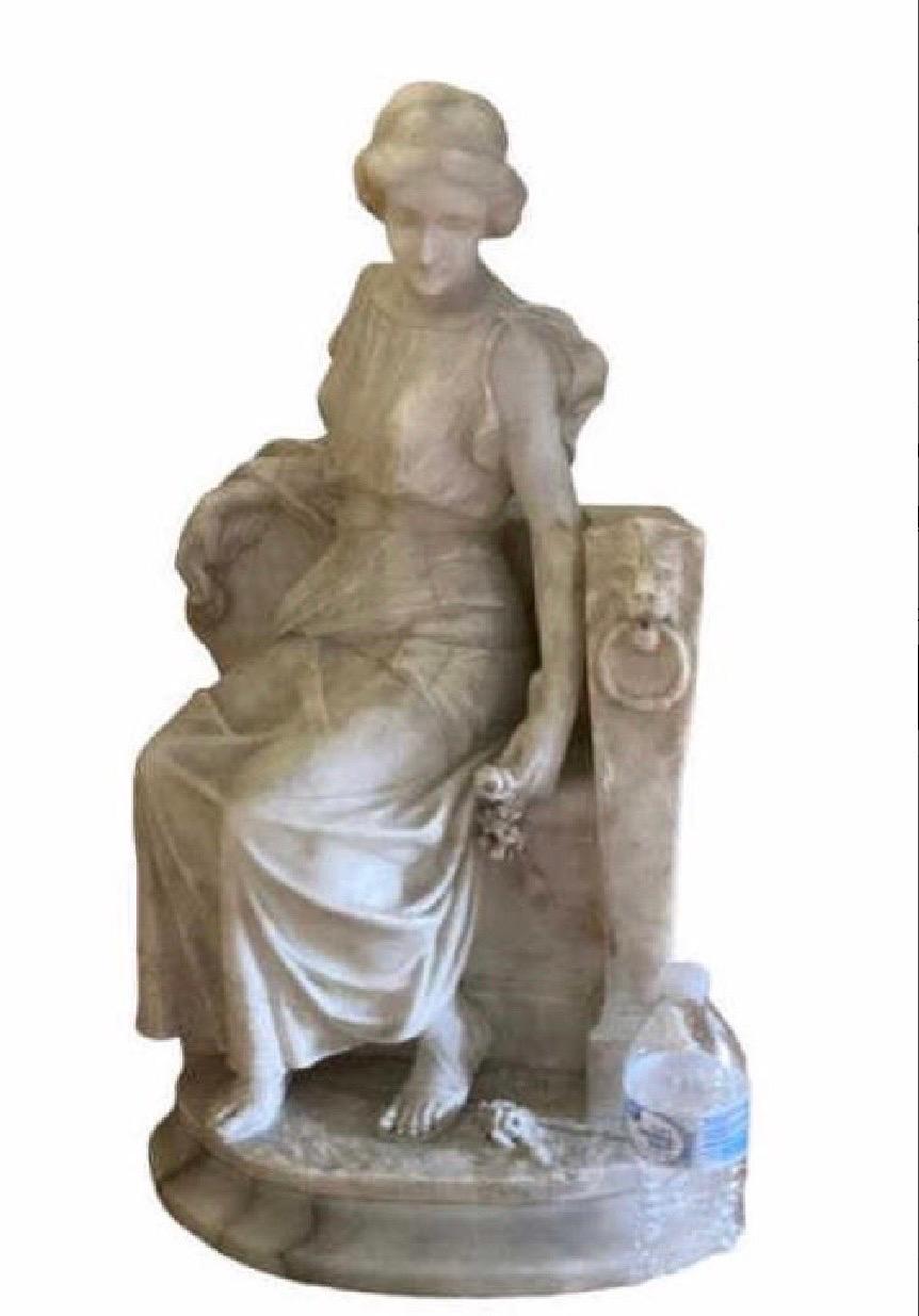 Exceptionnelle statue en marbre néoclassique italien sculptée à la main, accompagnée d'un piédestal en marbre noir.  Le sujet est 